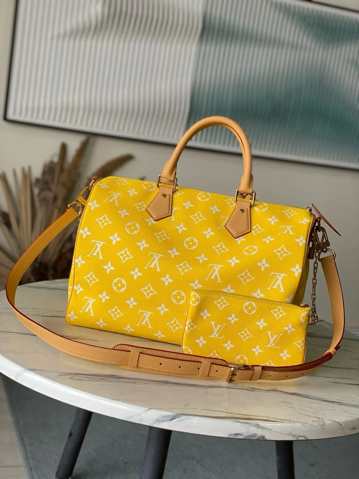 💰1940 Top original order M24419 Large size This Speedy P18 Bandouliere 40 handbag is made of soft cow leather with deep cow leather trim and a detachable and adjustable shoulder strap. Exquisite stitching, dyed edges and the iconic P18 nameplate create ingenious details. Dimensions: 40 × 26 × 23 cm