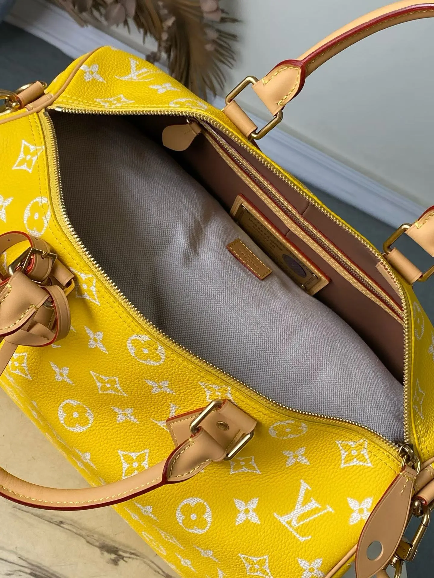 💰1940 Top original order M24419 Large size This Speedy P18 Bandouliere 40 handbag is made of soft cow leather with deep cow leather trim and a detachable and adjustable shoulder strap. Exquisite stitching, dyed edges and the iconic P18 nameplate create ingenious details. Dimensions: 40 × 26 × 23 cm