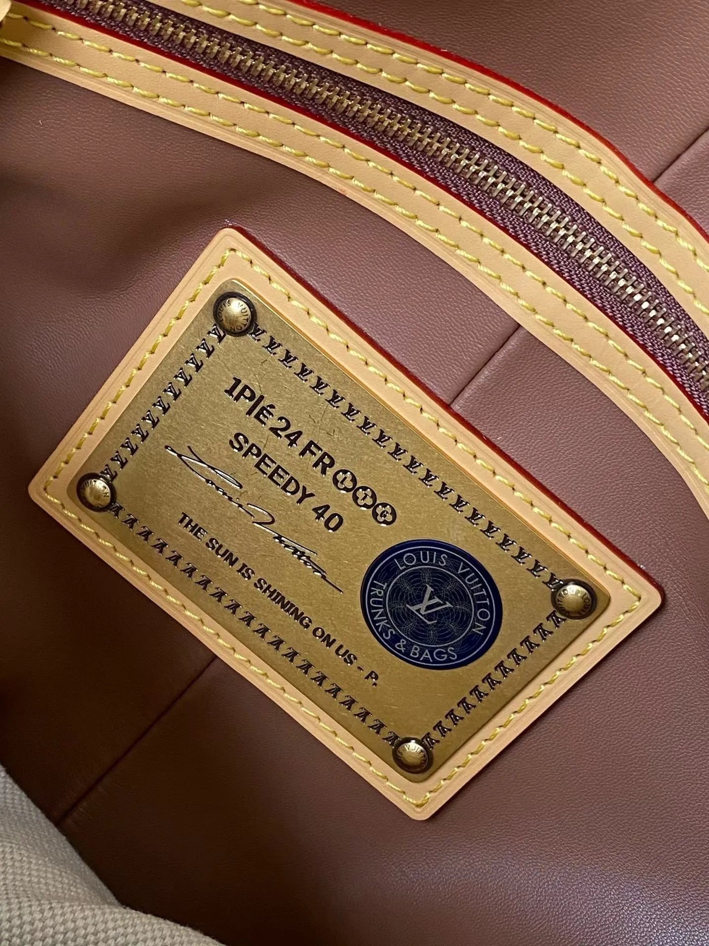 💰1940 Top original order M24419 Large size This Speedy P18 Bandouliere 40 handbag is made of soft cow leather with deep cow leather trim and a detachable and adjustable shoulder strap. Exquisite stitching, dyed edges and the iconic P18 nameplate create ingenious details. Dimensions: 40 × 26 × 23 cm
