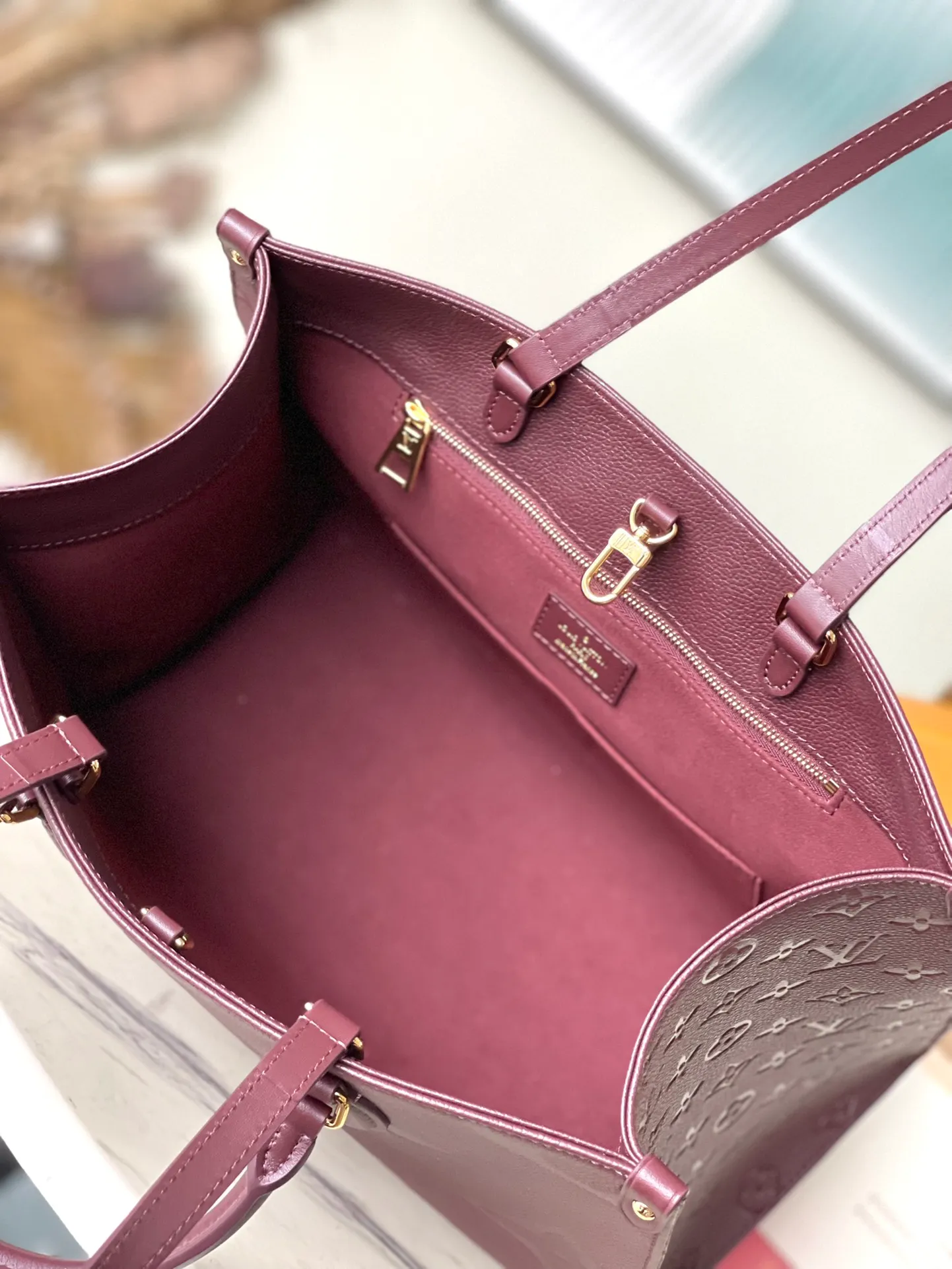 💰1140 (top layer leather) top original order M46601 supports counter inspection. The photo of duty-free goods is consistent with the product without unpacking. This product is an exclusive duty-free product in the market and is the highest-end product. Inspection is supported. This product has passed strict inspection and is flawless. Please wear gloves when touching the product. This product is not returnable or exchangeable. Please confirm the product first and then remove the label on the handle. This product is temporarily not open to the public, only regular customers, and is in short supply. Dimensions: 35 x 27 x 14 cm