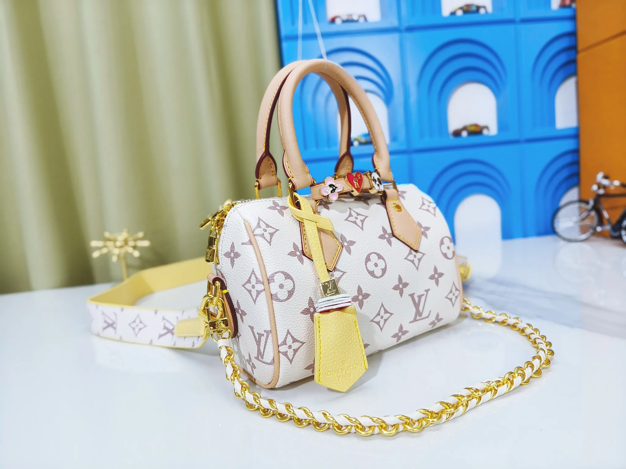 P260💰 Upgraded from the original m24606 black flower m46970 presbyopic m24605 green leather m24598 purple leather m24474 white flower m24605 blue leather 2024 China Qixi Festival limited speedy18, to meet daily needs with exquisite and compact accessories that can be worn in multiple ways, plus a detachable chain strap to achieve a comfortable shoulder-carrying experience. Dimensions: 18.0x12.5x11.0 (length x height x width)