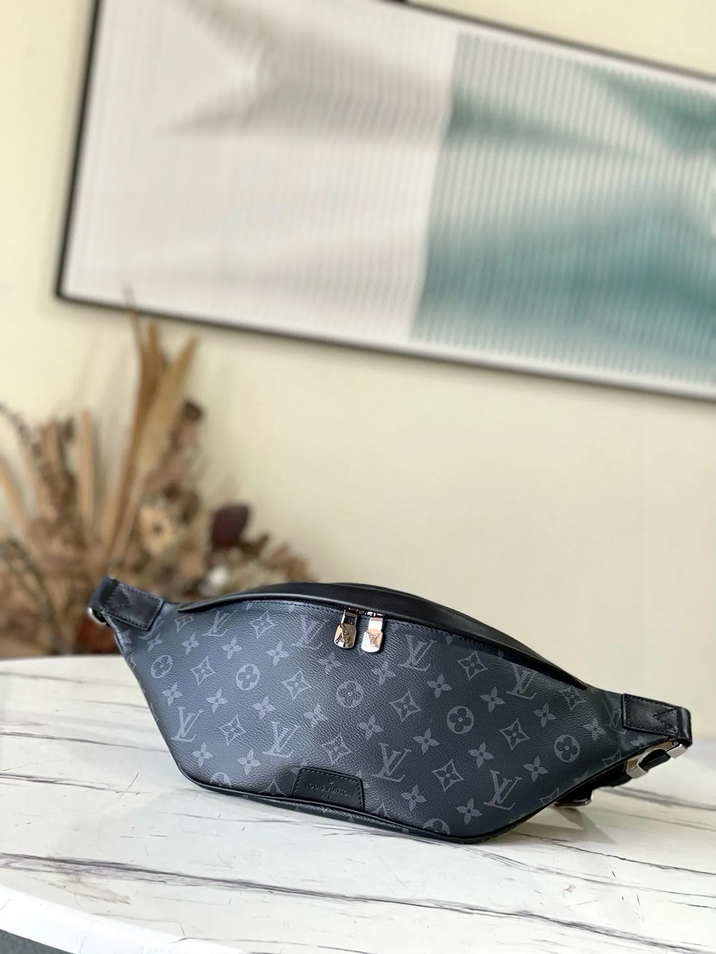 💰740 Top original order M44336 black flower DISCOVERY waist bag This Discovery waist bag is made of soft Monogram Shadow embossed calfskin, with a charming retro flavor that interprets casual fashion style. The style is versatile and functional, with front and rear zippered pockets for easy access to your phone, keys and cards, while the adjustable strap makes it easy to wear around the waist, shoulder or cross-body. 47.0 x 20.0 x 9.0 cm,