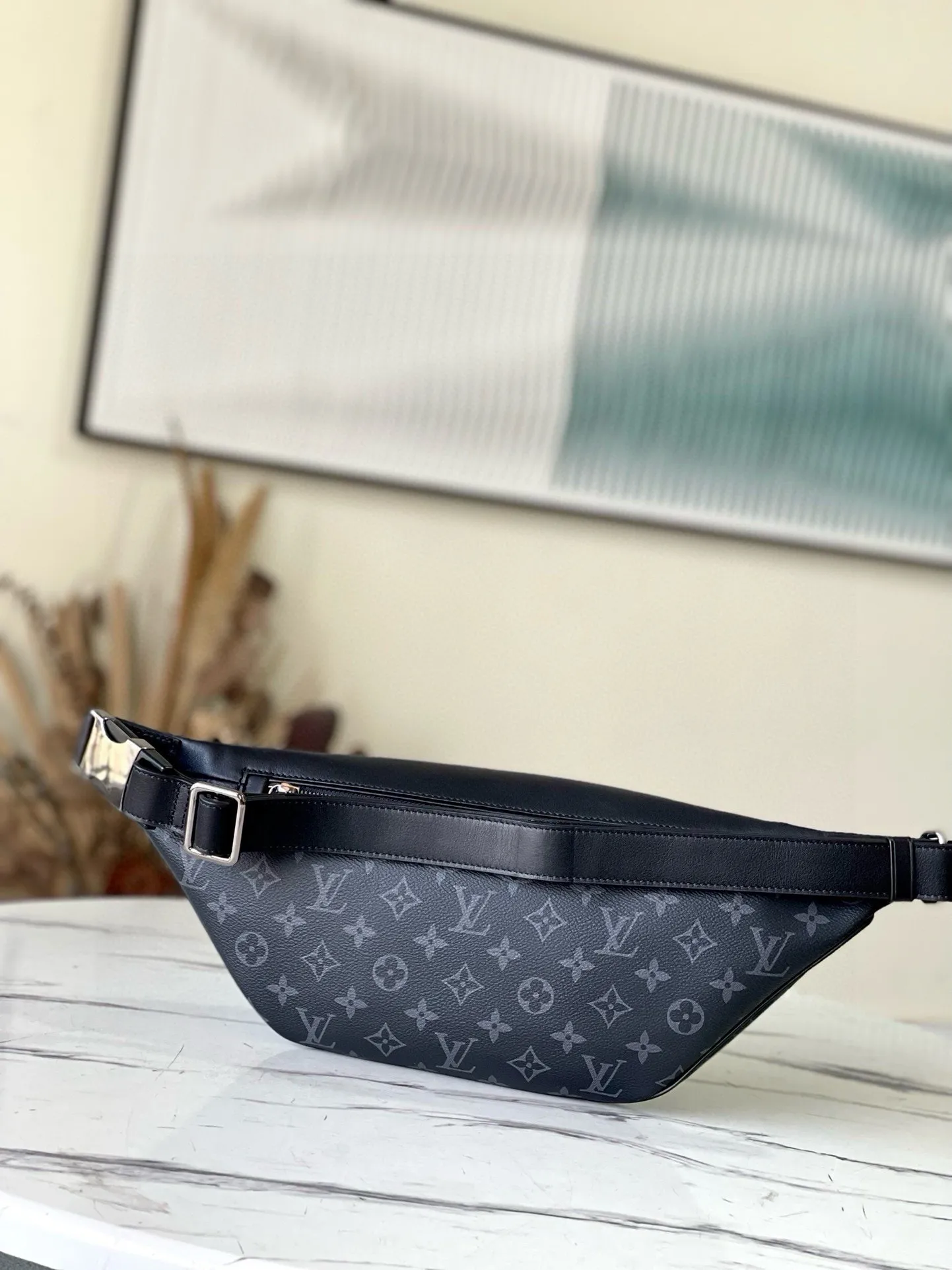 💰740 Top original order M44336 black flower DISCOVERY waist bag This Discovery waist bag is made of soft Monogram Shadow embossed calfskin, with a charming retro flavor that interprets casual fashion style. The style is versatile and functional, with front and rear zippered pockets for easy access to your phone, keys and cards, while the adjustable strap makes it easy to wear around the waist, shoulder or cross-body. 47.0 x 20.0 x 9.0 cm,