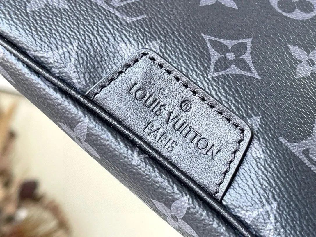 💰740 Top original order M44336 black flower DISCOVERY waist bag This Discovery waist bag is made of soft Monogram Shadow embossed calfskin, with a charming retro flavor that interprets casual fashion style. The style is versatile and functional, with front and rear zippered pockets for easy access to your phone, keys and cards, while the adjustable strap makes it easy to wear around the waist, shoulder or cross-body. 47.0 x 20.0 x 9.0 cm,