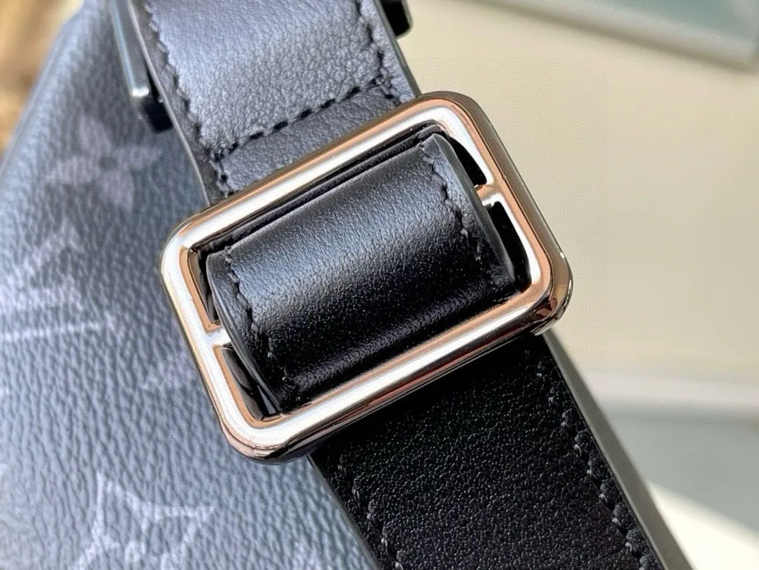 💰740 Top original order M44336 black flower DISCOVERY waist bag This Discovery waist bag is made of soft Monogram Shadow embossed calfskin, with a charming retro flavor that interprets casual fashion style. The style is versatile and functional, with front and rear zippered pockets for easy access to your phone, keys and cards, while the adjustable strap makes it easy to wear around the waist, shoulder or cross-body. 47.0 x 20.0 x 9.0 cm,