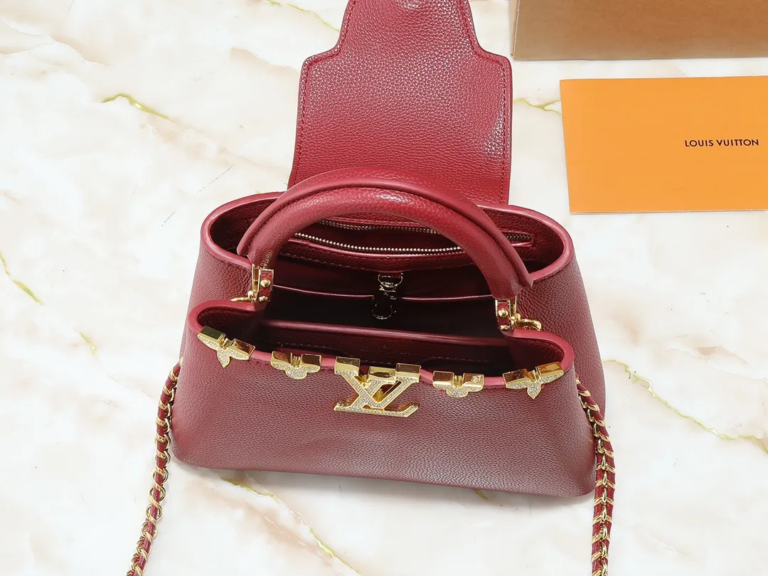 💰420💰Guangzhou product Upgraded from the original M24583 M24584 M24585 Gold and diamond corolla This Capucines Flower Crown handbag is made of full-grain Taurillon leather and is embellished with Monogram flowers. Each flower is shaped by exquisite crystal diamonds. The LV logo and flowers echo each other, giving this soft handbag a jewel-like luster. Use the detachable shoulder strap cleverly to switch between shoulder and crossbody. Dimensions: 27.0 x 17.3 x 9.0 cm