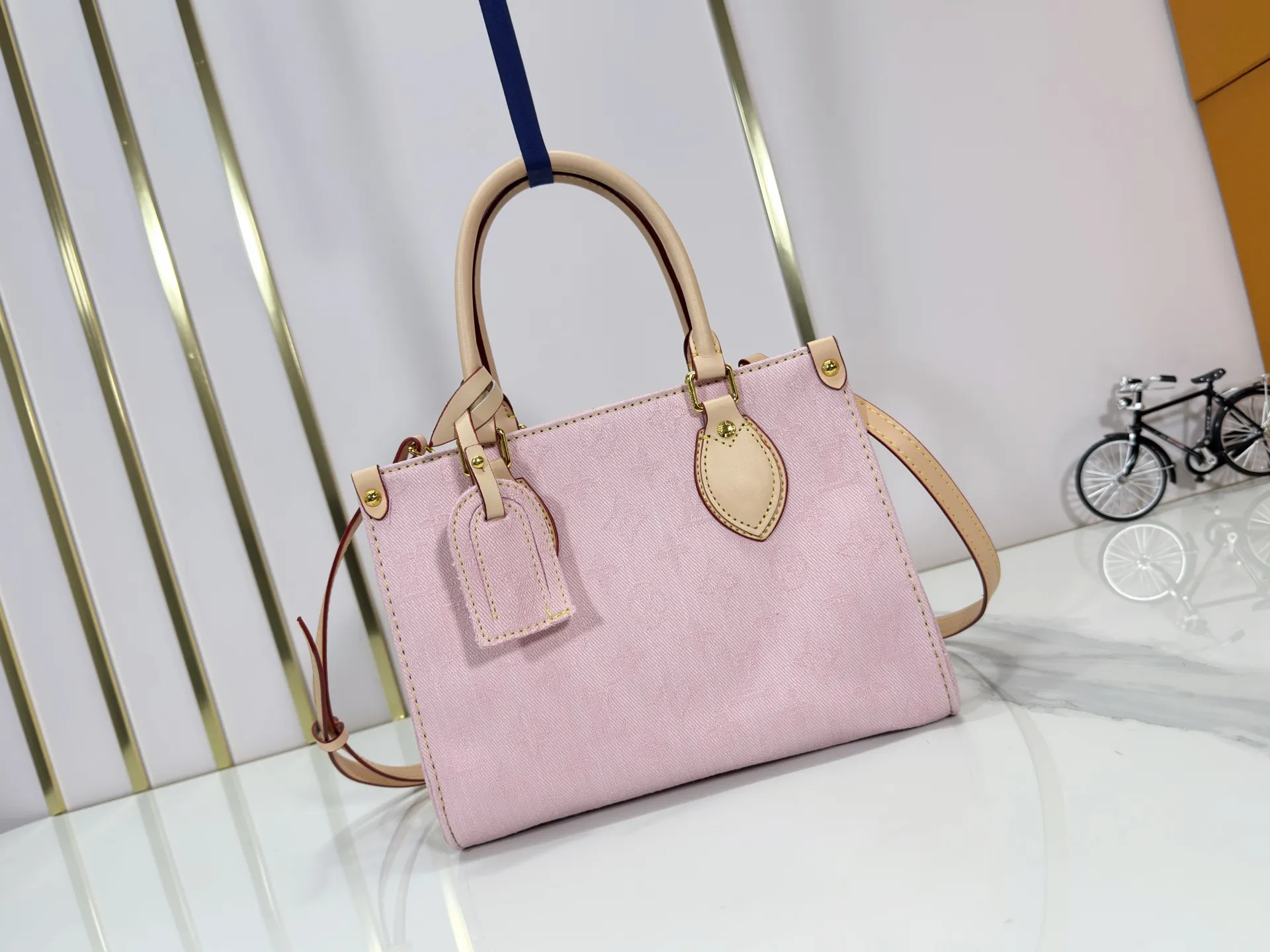 P260 Upgraded original M14633 M46373 Blue denim denim square bag This small OnTheGo handbag is made of cotton denim woven with Monogram pattern. It is bleached and sand washed to present a retro style. Detachable and Adjustable Shoulder Strap for a Subtle Fit The detachable shoulder strap makes it easy to carry small items like an iPad Mini with you. Detailed features 25x 19 x 11.5 cm.