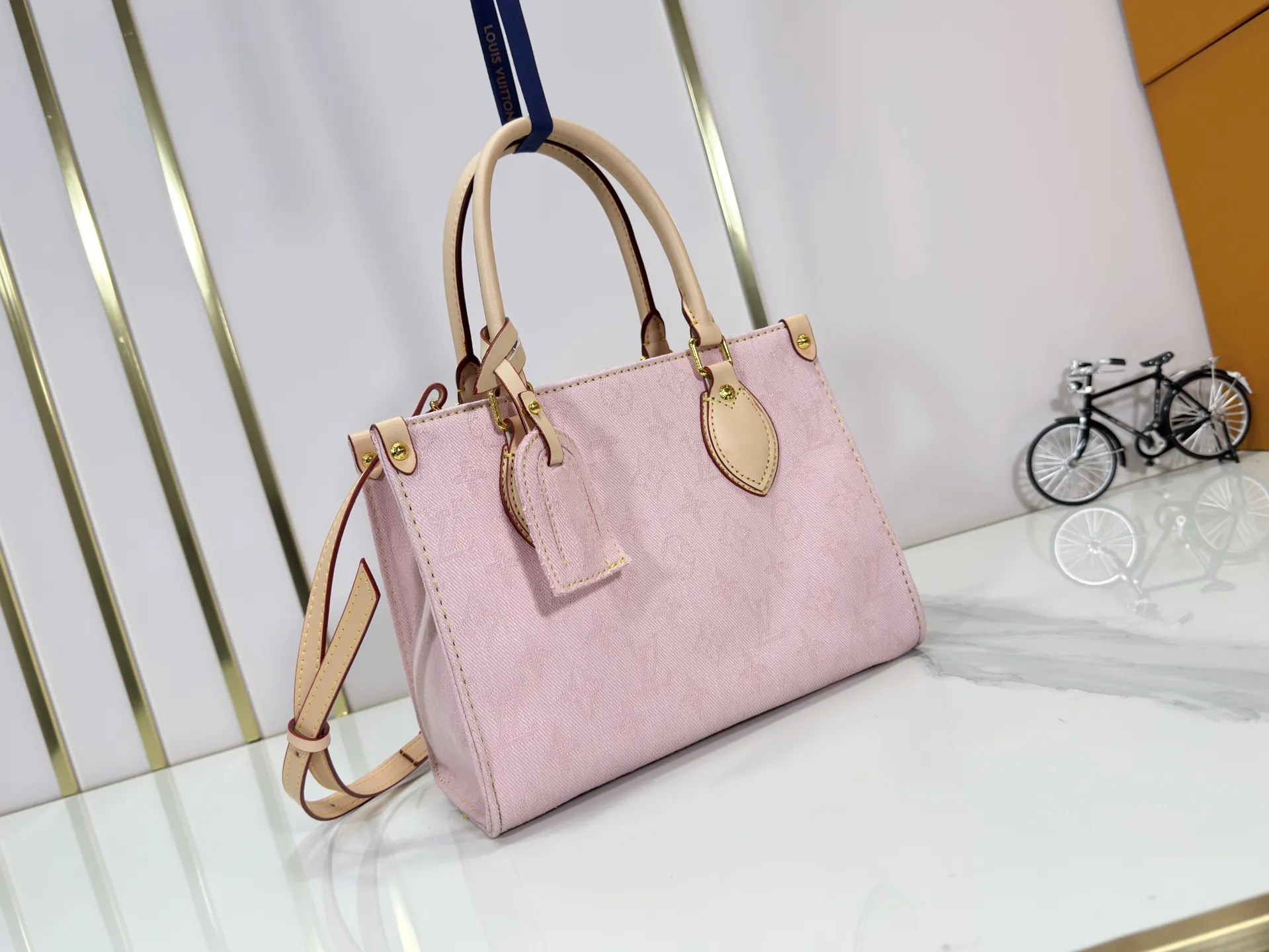 P260 Upgraded original M14633 M46373 Blue denim denim square bag This small OnTheGo handbag is made of cotton denim woven with Monogram pattern. It is bleached and sand washed to present a retro style. Detachable and Adjustable Shoulder Strap for a Subtle Fit The detachable shoulder strap makes it easy to carry small items like an iPad Mini with you. Detailed features 25x 19 x 11.5 cm.