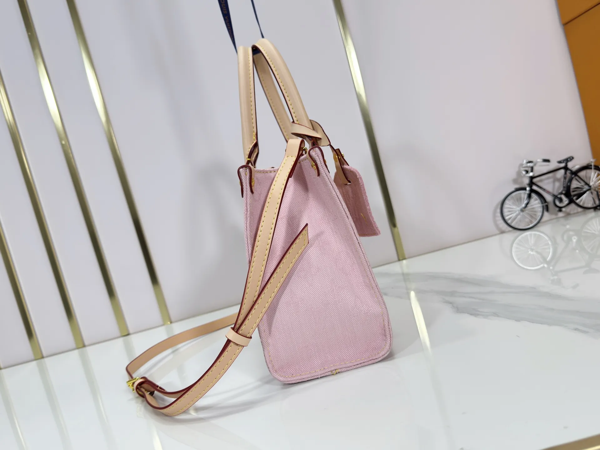 P260 Upgraded original M14633 M46373 Blue denim denim square bag This small OnTheGo handbag is made of cotton denim woven with Monogram pattern. It is bleached and sand washed to present a retro style. Detachable and Adjustable Shoulder Strap for a Subtle Fit The detachable shoulder strap makes it easy to carry small items like an iPad Mini with you. Detailed features 25x 19 x 11.5 cm.