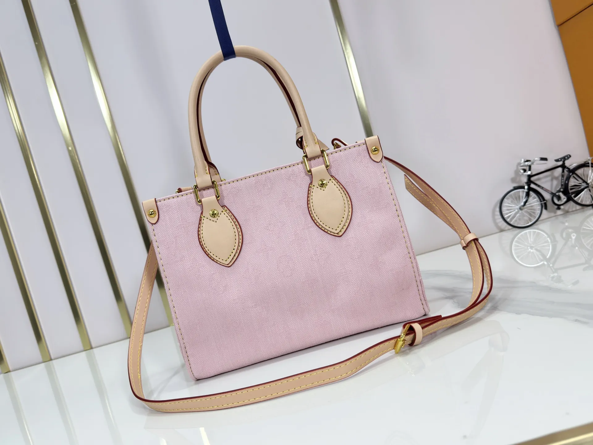 P260 Upgraded original M14633 M46373 Blue denim denim square bag This small OnTheGo handbag is made of cotton denim woven with Monogram pattern. It is bleached and sand washed to present a retro style. Detachable and Adjustable Shoulder Strap for a Subtle Fit The detachable shoulder strap makes it easy to carry small items like an iPad Mini with you. Detailed features 25x 19 x 11.5 cm.