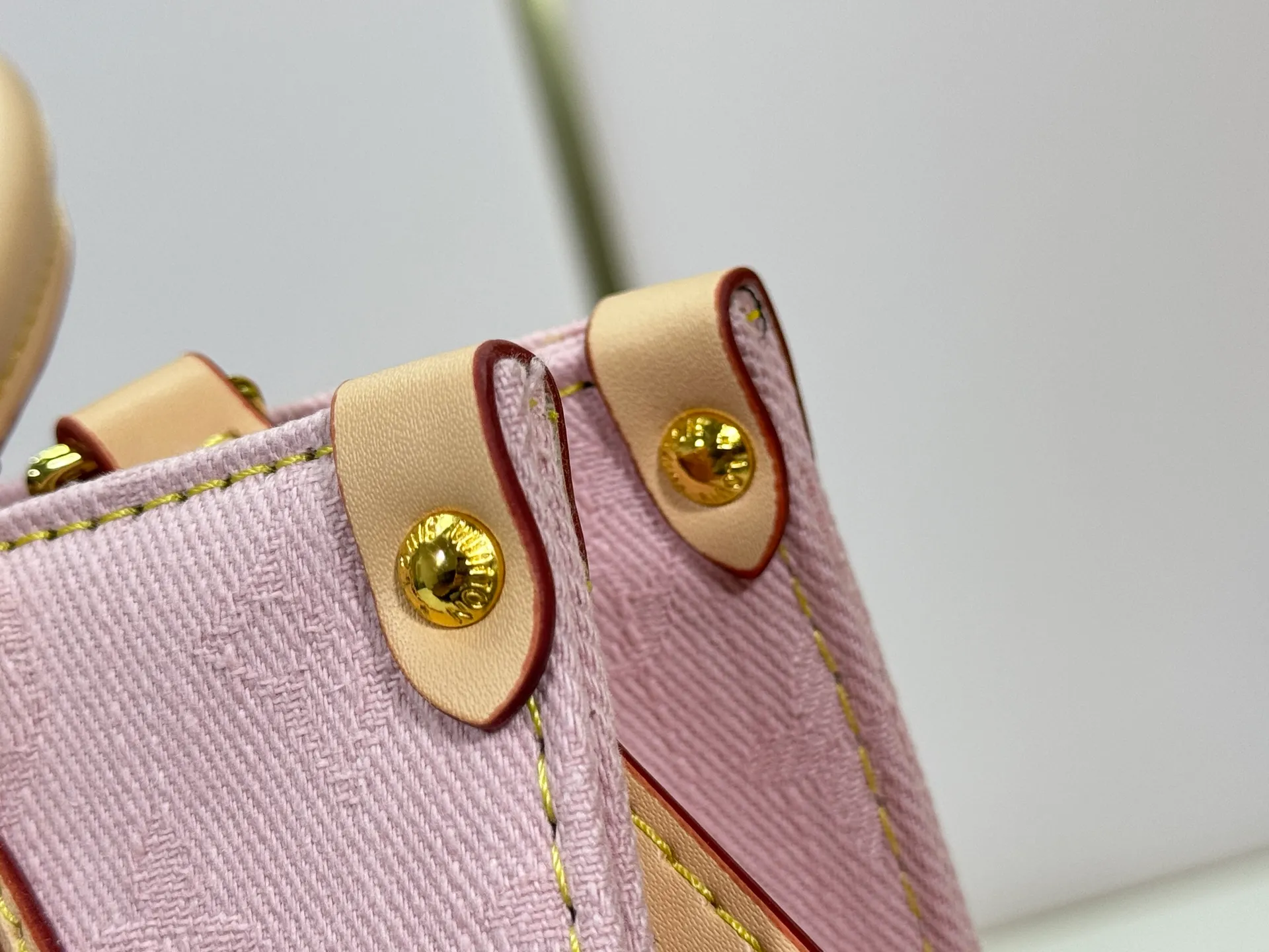P260 Upgraded original M14633 M46373 Blue denim denim square bag This small OnTheGo handbag is made of cotton denim woven with Monogram pattern. It is bleached and sand washed to present a retro style. Detachable and Adjustable Shoulder Strap for a Subtle Fit The detachable shoulder strap makes it easy to carry small items like an iPad Mini with you. Detailed features 25x 19 x 11.5 cm.