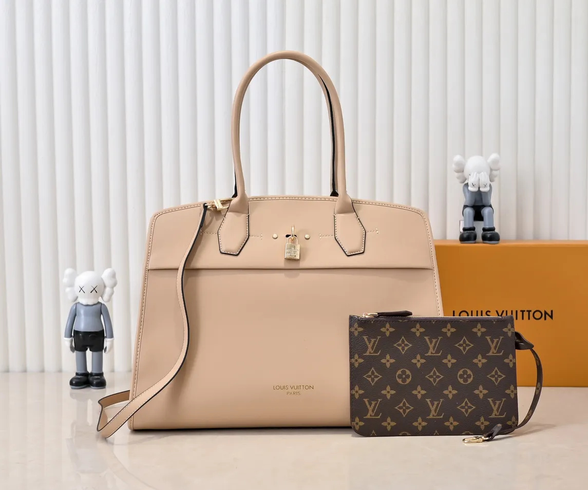 Batch 💰Small 360 💰Large 190 M12005 M12556 M12337 This large City Steamer handbag draws inspiration from the design of suitcases built for cruise ships in 1901, making its eye-catching appearance at the 2024 autumn and winter ready-to-wear show. Grained Millesime leather and shearling leather trims add seasonal flair, an embossed padlock and hot-stamped LV Circle logo add a modern twist, and a removable Monogram storage bag makes it easy to store valuables. Size: large size 35x42x21cm, small size 30x36x17
