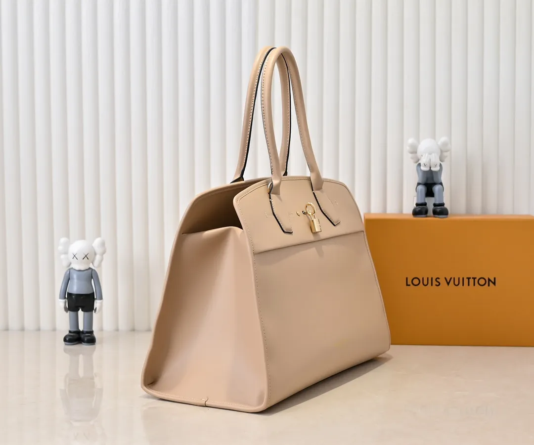 Batch 💰Small 360 💰Large 190 M12005 M12556 M12337 This large City Steamer handbag draws inspiration from the design of suitcases built for cruise ships in 1901, making its eye-catching appearance at the 2024 autumn and winter ready-to-wear show. Grained Millesime leather and shearling leather trims add seasonal flair, an embossed padlock and hot-stamped LV Circle logo add a modern twist, and a removable Monogram storage bag makes it easy to store valuables. Size: large size 35x42x21cm, small size 30x36x17