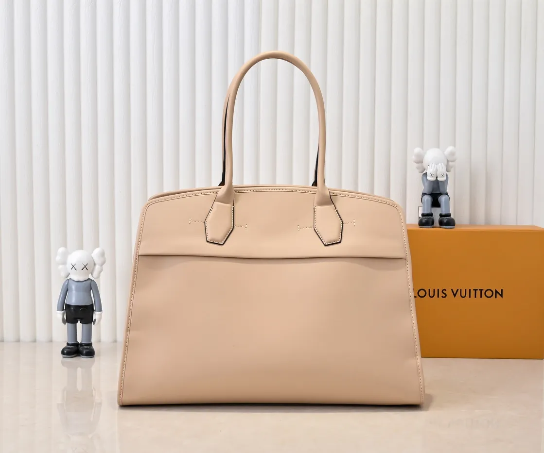 Batch 💰Small 360 💰Large 190 M12005 M12556 M12337 This large City Steamer handbag draws inspiration from the design of suitcases built for cruise ships in 1901, making its eye-catching appearance at the 2024 autumn and winter ready-to-wear show. Grained Millesime leather and shearling leather trims add seasonal flair, an embossed padlock and hot-stamped LV Circle logo add a modern twist, and a removable Monogram storage bag makes it easy to store valuables. Size: large size 35x42x21cm, small size 30x36x17