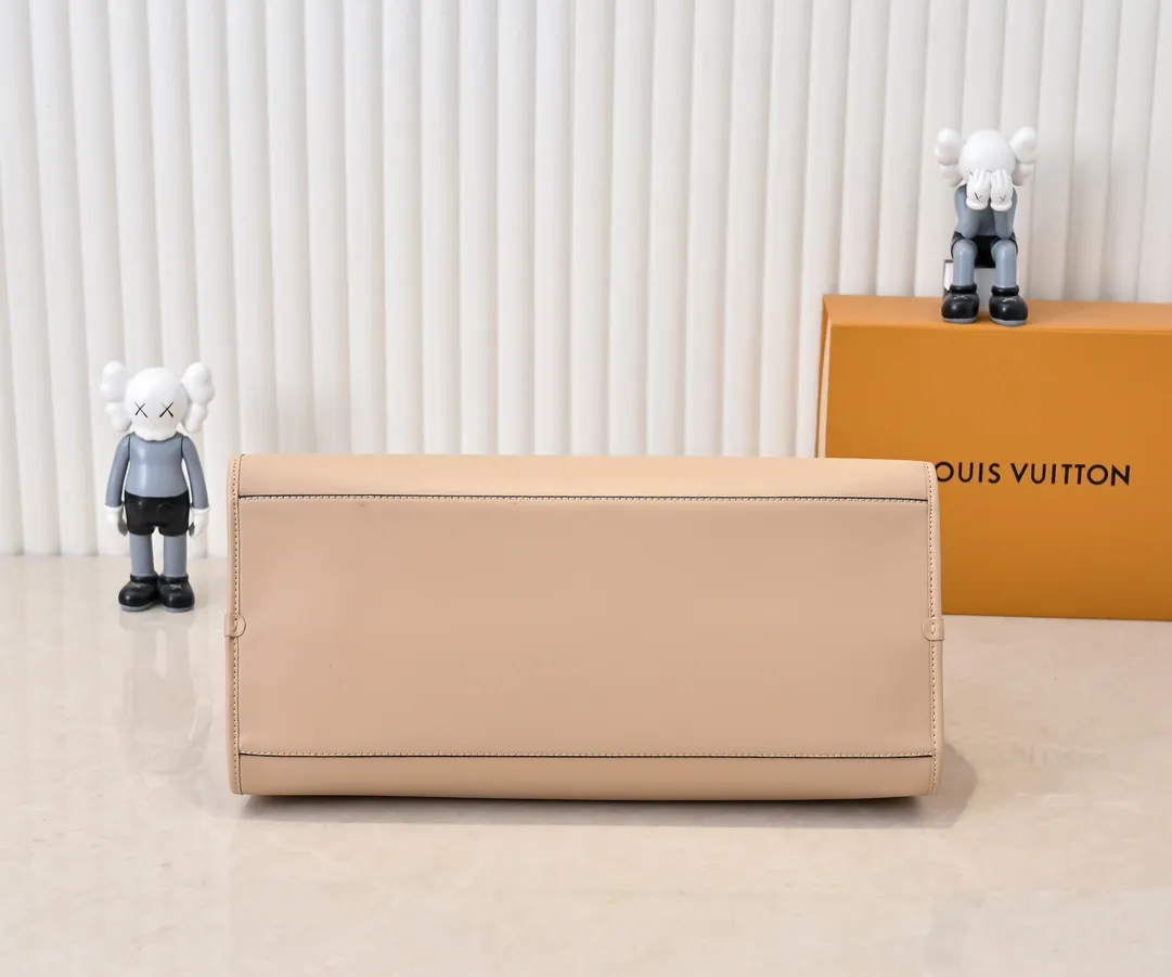 Batch 💰Small 360 💰Large 190 M12005 M12556 M12337 This large City Steamer handbag draws inspiration from the design of suitcases built for cruise ships in 1901, making its eye-catching appearance at the 2024 autumn and winter ready-to-wear show. Grained Millesime leather and shearling leather trims add seasonal flair, an embossed padlock and hot-stamped LV Circle logo add a modern twist, and a removable Monogram storage bag makes it easy to store valuables. Size: large size 35x42x21cm, small size 30x36x17