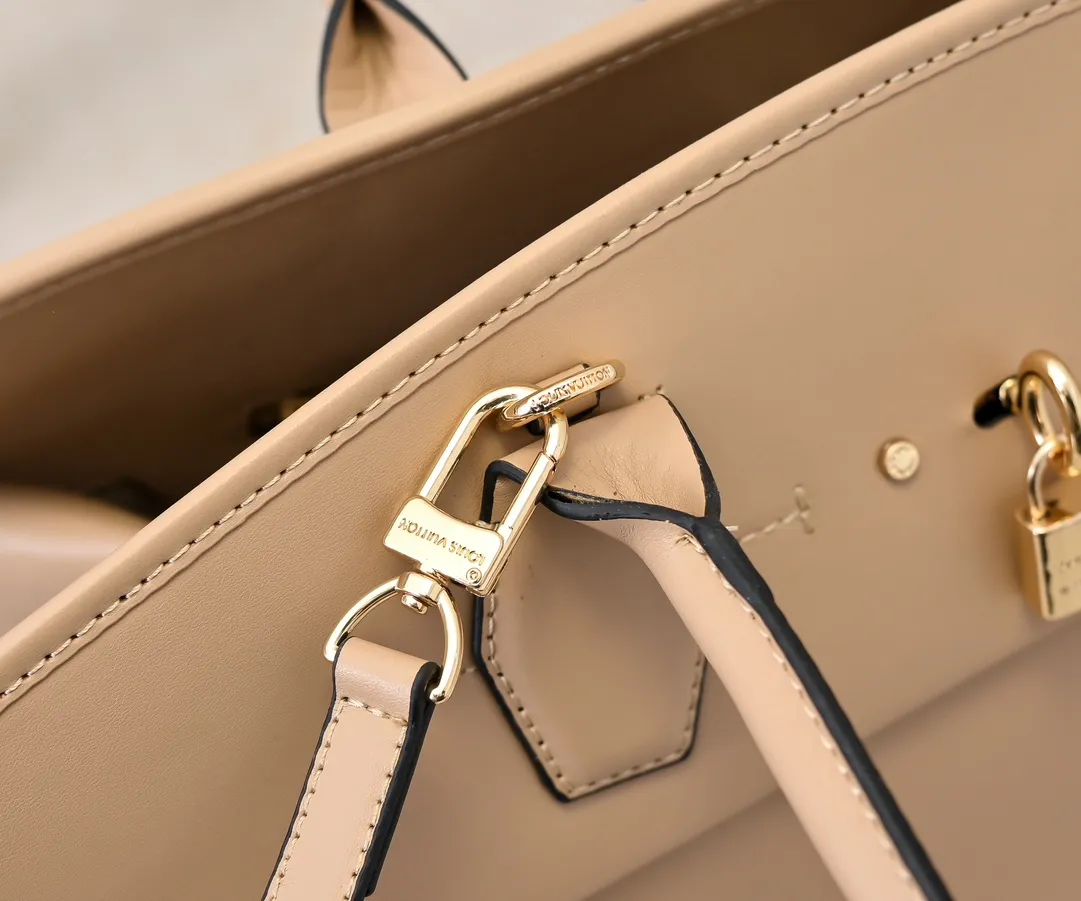 Batch 💰Small 360 💰Large 190 M12005 M12556 M12337 This large City Steamer handbag draws inspiration from the design of suitcases built for cruise ships in 1901, making its eye-catching appearance at the 2024 autumn and winter ready-to-wear show. Grained Millesime leather and shearling leather trims add seasonal flair, an embossed padlock and hot-stamped LV Circle logo add a modern twist, and a removable Monogram storage bag makes it easy to store valuables. Size: large size 35x42x21cm, small size 30x36x17