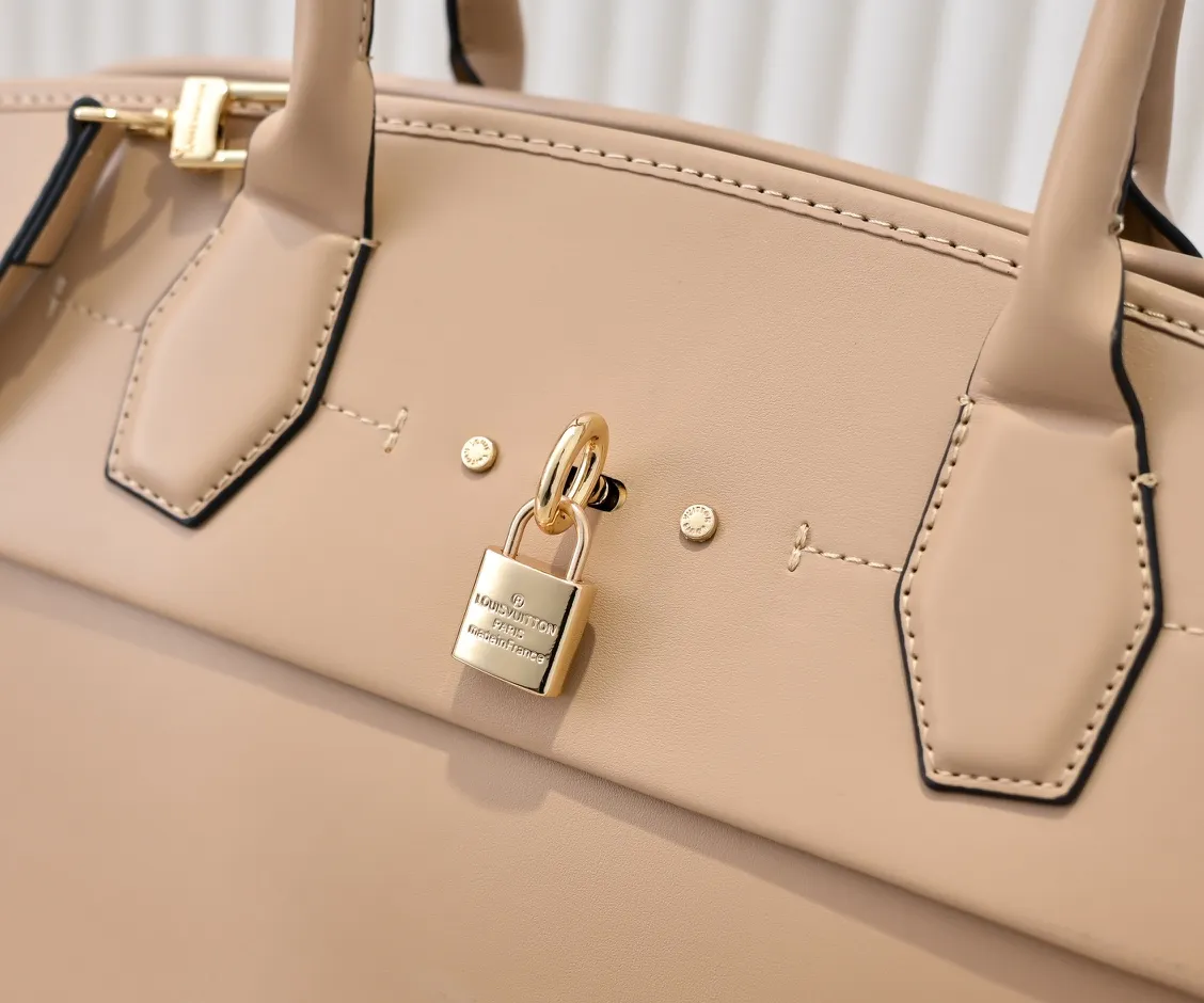 Batch 💰Small 360 💰Large 190 M12005 M12556 M12337 This large City Steamer handbag draws inspiration from the design of suitcases built for cruise ships in 1901, making its eye-catching appearance at the 2024 autumn and winter ready-to-wear show. Grained Millesime leather and shearling leather trims add seasonal flair, an embossed padlock and hot-stamped LV Circle logo add a modern twist, and a removable Monogram storage bag makes it easy to store valuables. Size: large size 35x42x21cm, small size 30x36x17