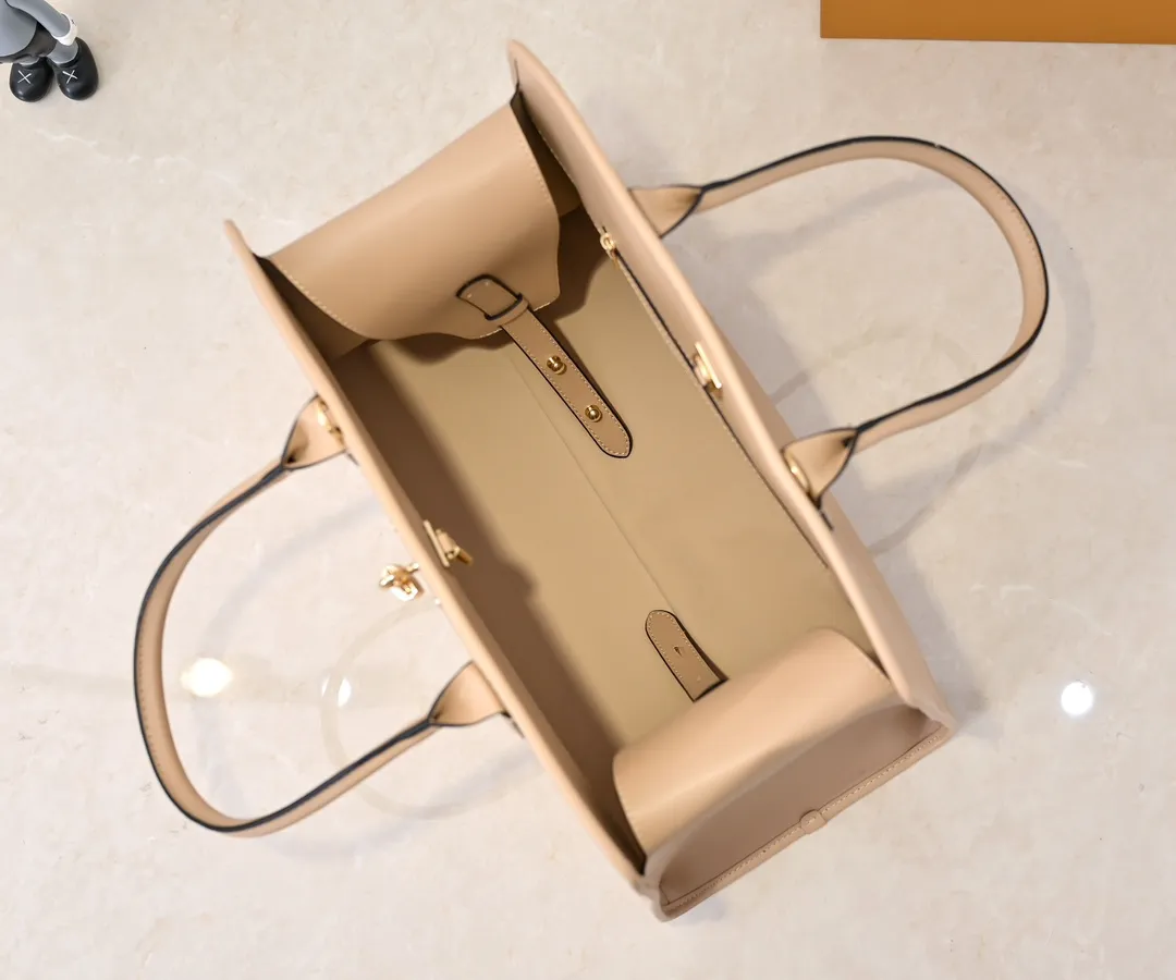 Batch 💰Small 360 💰Large 190 M12005 M12556 M12337 This large City Steamer handbag draws inspiration from the design of suitcases built for cruise ships in 1901, making its eye-catching appearance at the 2024 autumn and winter ready-to-wear show. Grained Millesime leather and shearling leather trims add seasonal flair, an embossed padlock and hot-stamped LV Circle logo add a modern twist, and a removable Monogram storage bag makes it easy to store valuables. Size: large size 35x42x21cm, small size 30x36x17