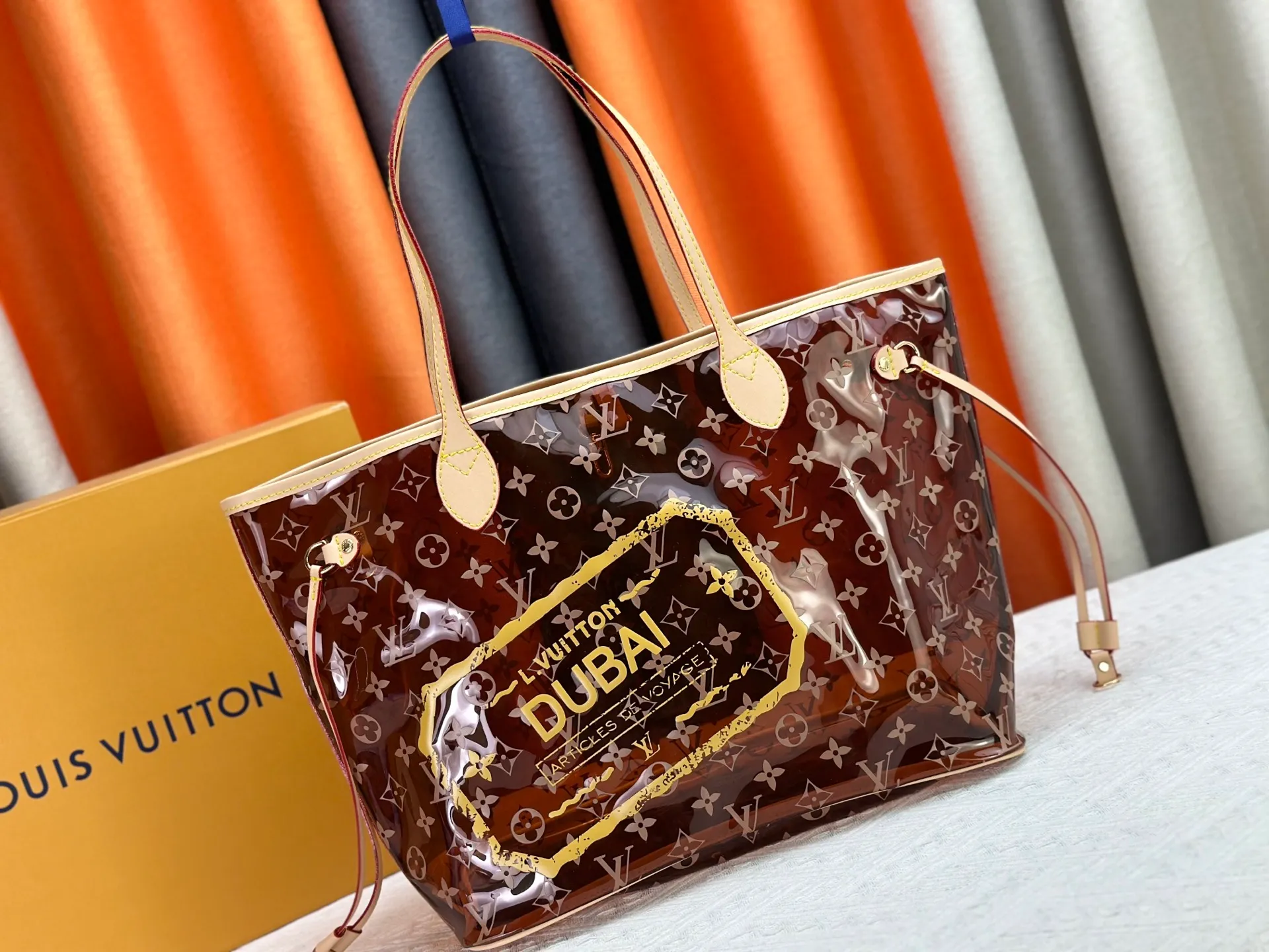 P340 M13263 45686 M40995 M14492 14491 M45685 This Presbyopia Cherry Neverfull medium handbag reinterprets the cheerful elements of the Louis Vuitton Cow leather trim completes the classic style. Dimensions: 31.0 x 28.0 x 14.0 cm (length x height x width)