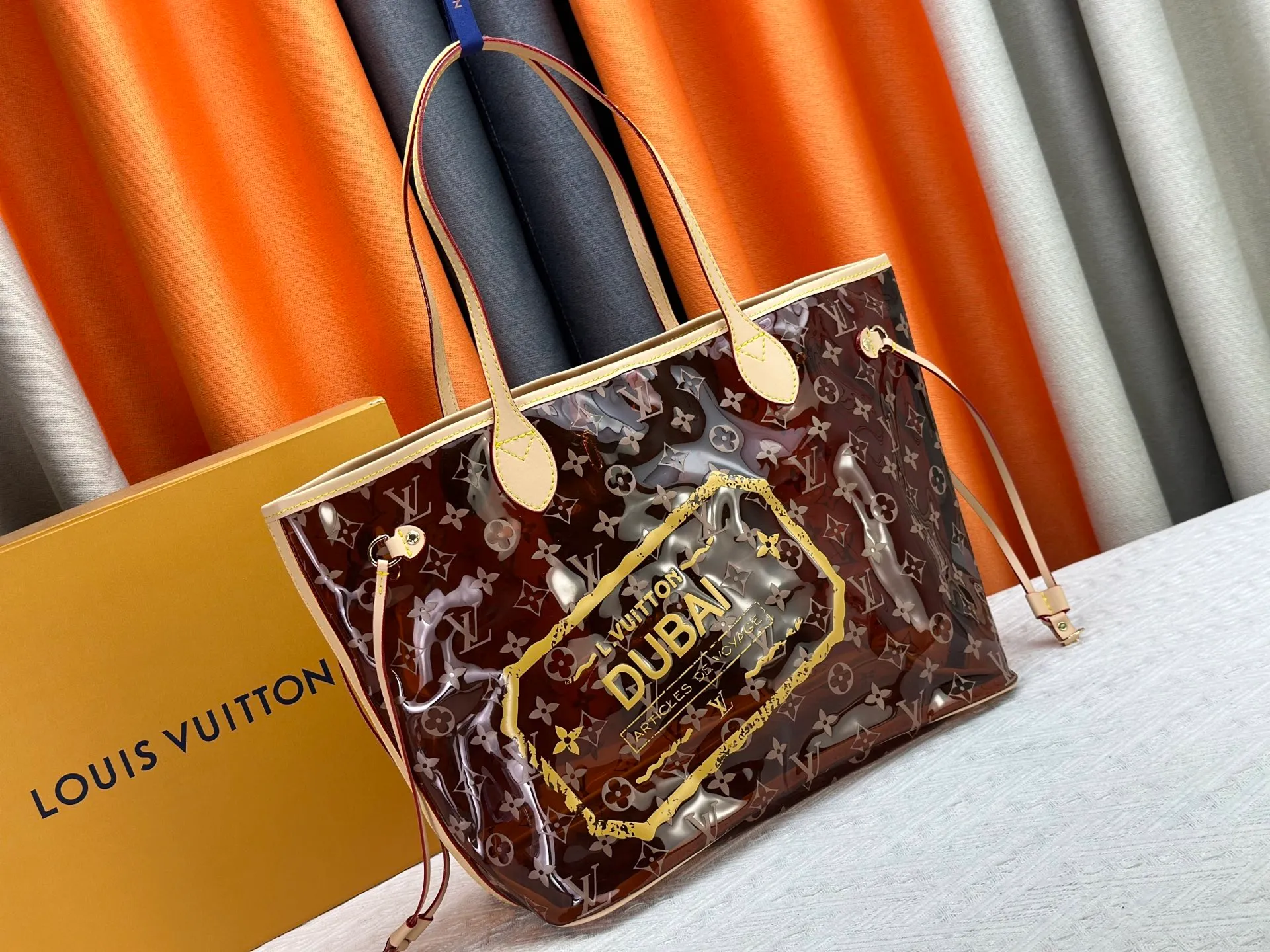 P340 M13263 45686 M40995 M14492 14491 M45685 This Presbyopia Cherry Neverfull medium handbag reinterprets the cheerful elements of the Louis Vuitton Cow leather trim completes the classic style. Dimensions: 31.0 x 28.0 x 14.0 cm (length x height x width)