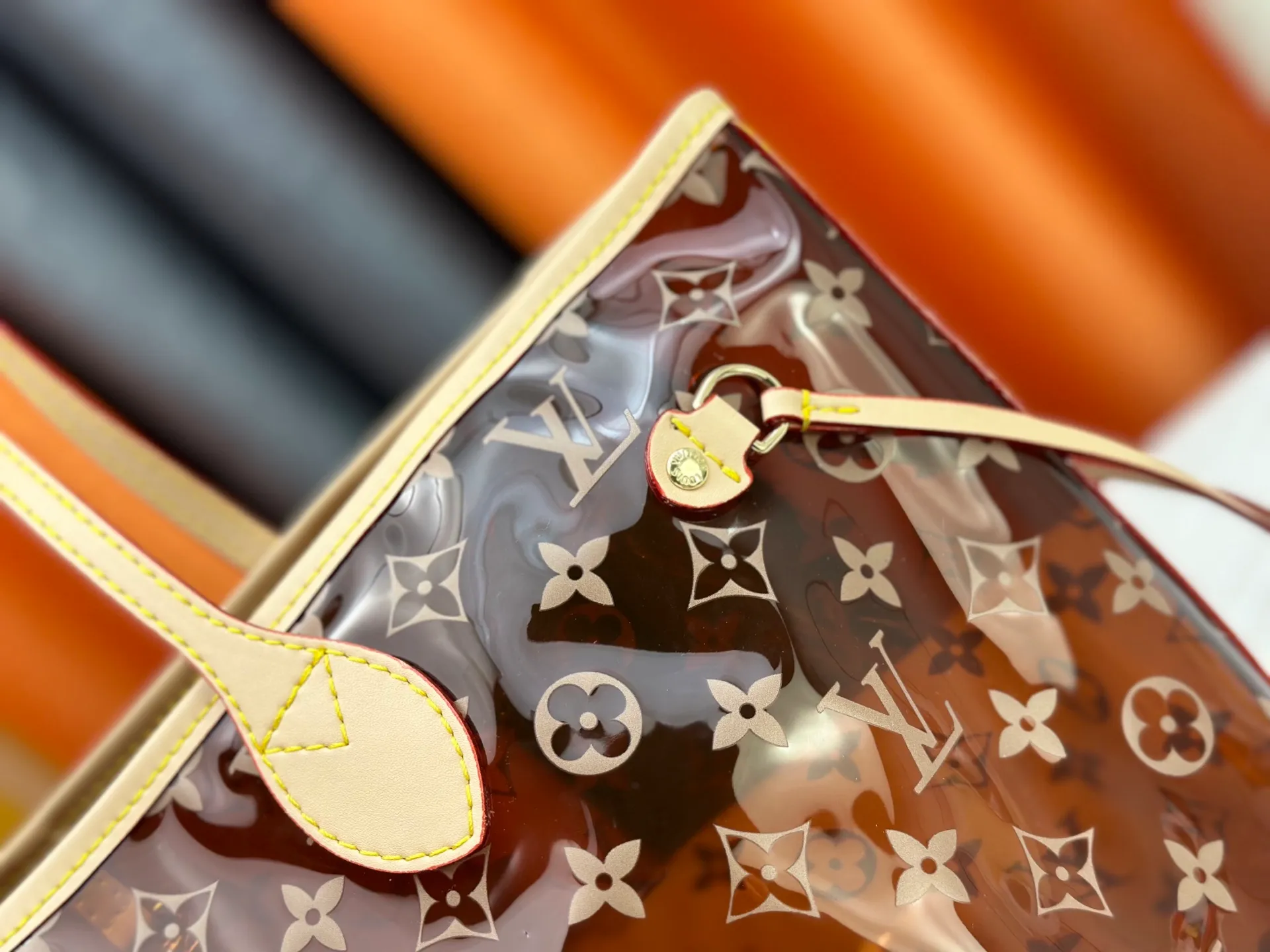 P340 M13263 45686 M40995 M14492 14491 M45685 This Presbyopia Cherry Neverfull medium handbag reinterprets the cheerful elements of the Louis Vuitton Cow leather trim completes the classic style. Dimensions: 31.0 x 28.0 x 14.0 cm (length x height x width)