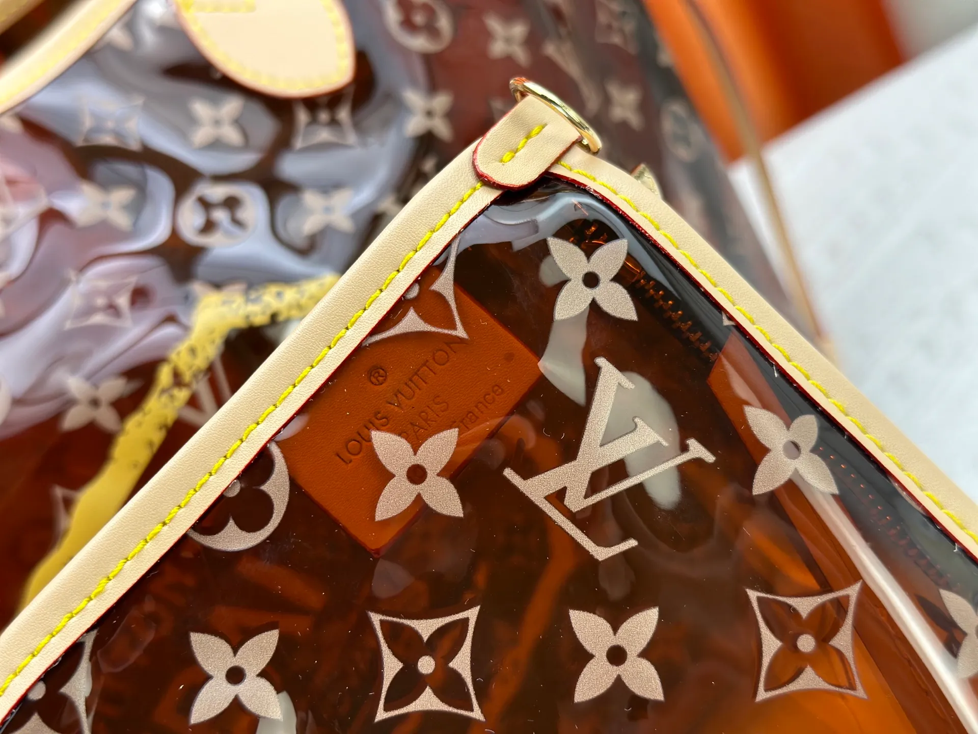 P340 M13263 45686 M40995 M14492 14491 M45685 This Presbyopia Cherry Neverfull medium handbag reinterprets the cheerful elements of the Louis Vuitton Cow leather trim completes the classic style. Dimensions: 31.0 x 28.0 x 14.0 cm (length x height x width)