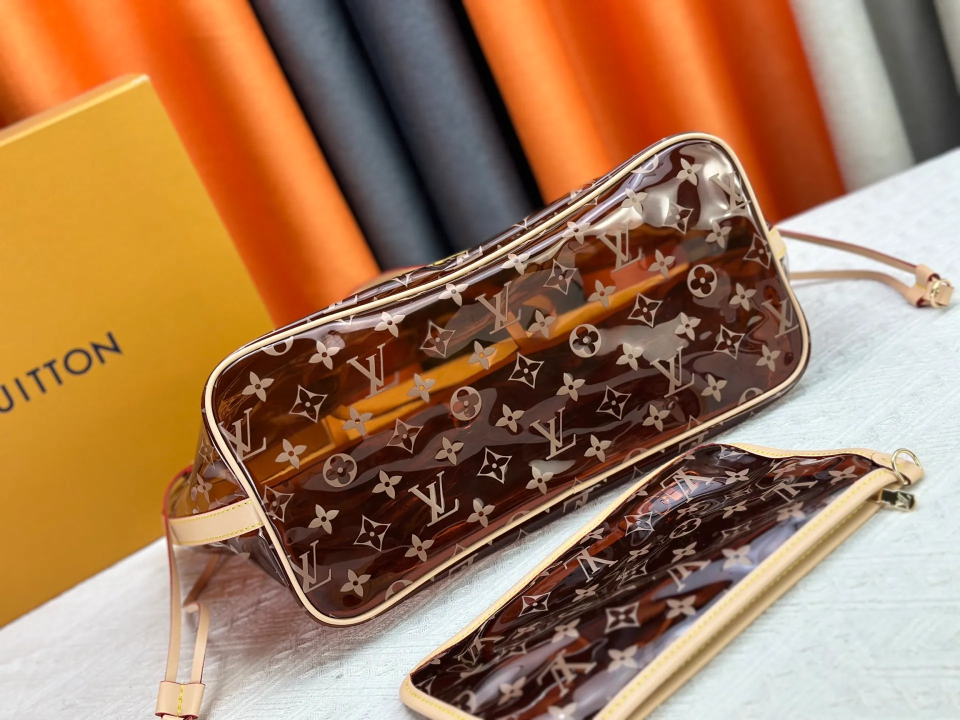 P340 M13263 45686 M40995 M14492 14491 M45685 This Presbyopia Cherry Neverfull medium handbag reinterprets the cheerful elements of the Louis Vuitton Cow leather trim completes the classic style. Dimensions: 31.0 x 28.0 x 14.0 cm (length x height x width)