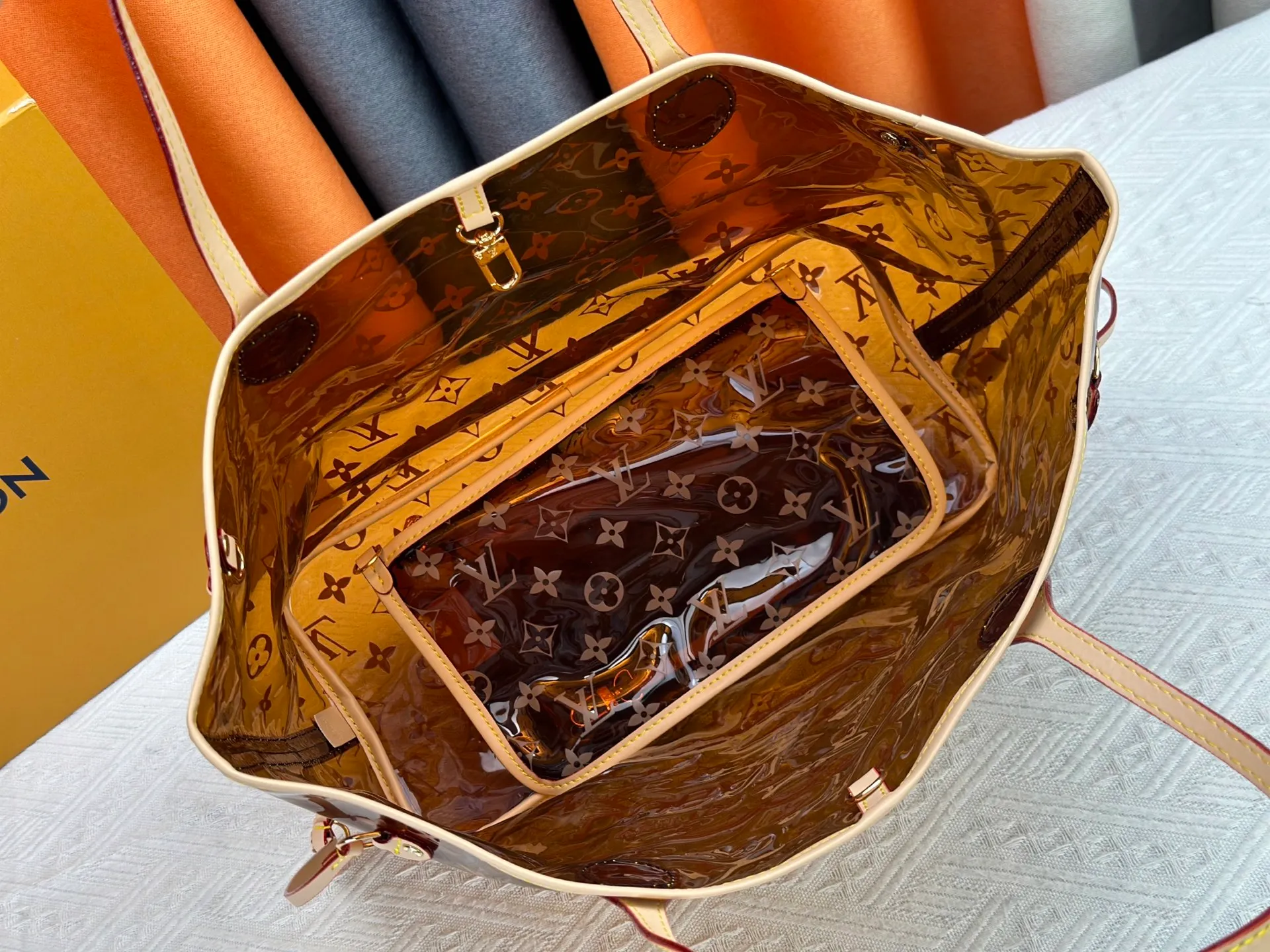 P340 M13263 45686 M40995 M14492 14491 M45685 This Presbyopia Cherry Neverfull medium handbag reinterprets the cheerful elements of the Louis Vuitton Cow leather trim completes the classic style. Dimensions: 31.0 x 28.0 x 14.0 cm (length x height x width)