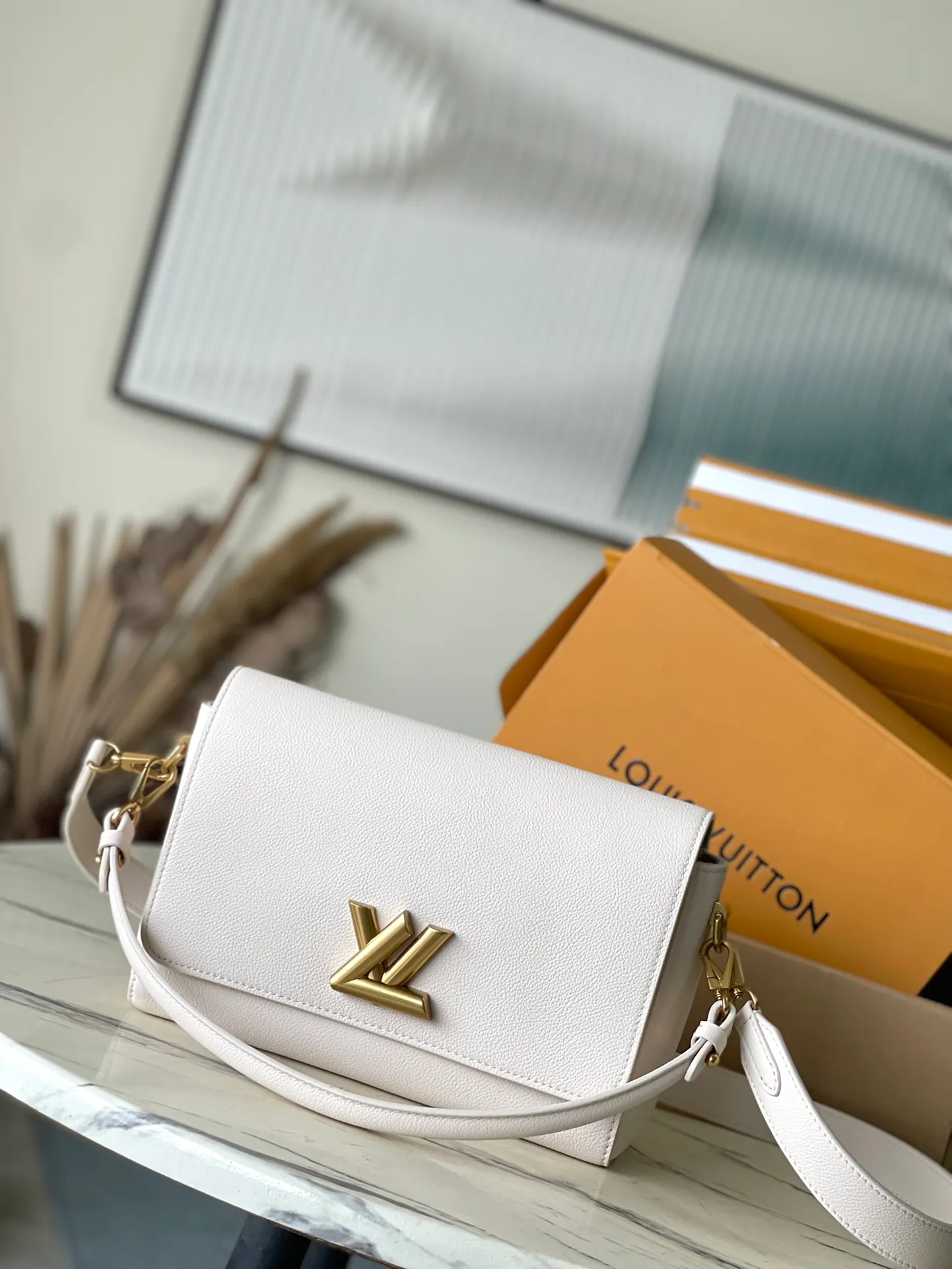💰1280 (top layer leather) top quality original M25359 off-white. This SoftTwist handbag is made of soft cow leather and reinterprets the iconic Twist handbag in a generous size. The aged metal parts shine with a sleep-ready style, and the fitted design and multiple carrying methods enable a comfortable travel experience. Dimensions: 27 × 19 × 9 cm