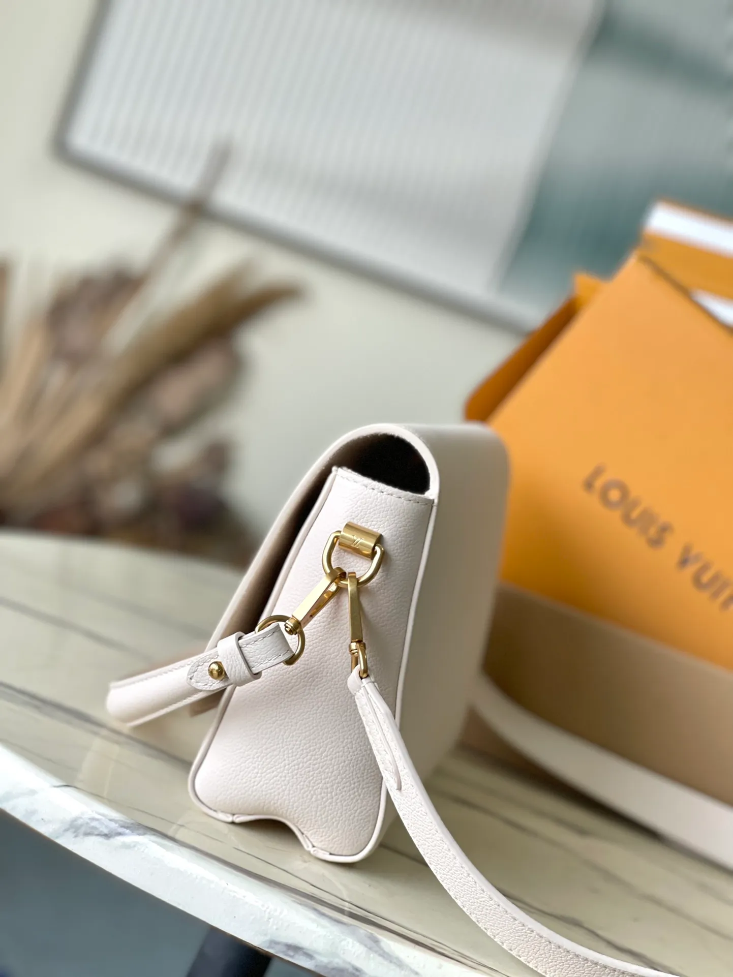 💰1280 (top layer leather) top quality original M25359 off-white. This SoftTwist handbag is made of soft cow leather and reinterprets the iconic Twist handbag in a generous size. The aged metal parts shine with a sleep-ready style, and the fitted design and multiple carrying methods enable a comfortable travel experience. Dimensions: 27 × 19 × 9 cm