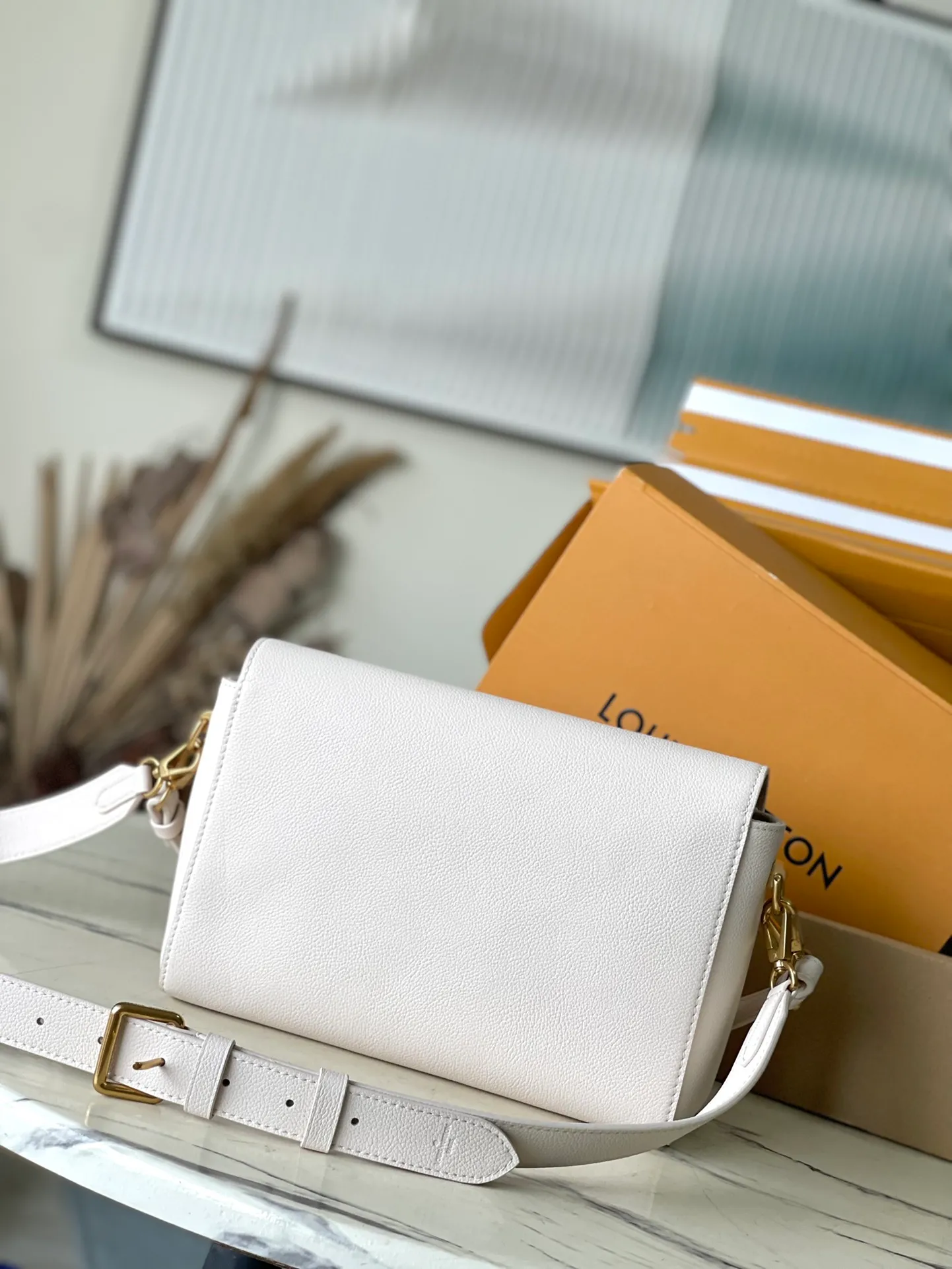 💰1280 (top layer leather) top quality original M25359 off-white. This SoftTwist handbag is made of soft cow leather and reinterprets the iconic Twist handbag in a generous size. The aged metal parts shine with a sleep-ready style, and the fitted design and multiple carrying methods enable a comfortable travel experience. Dimensions: 27 × 19 × 9 cm