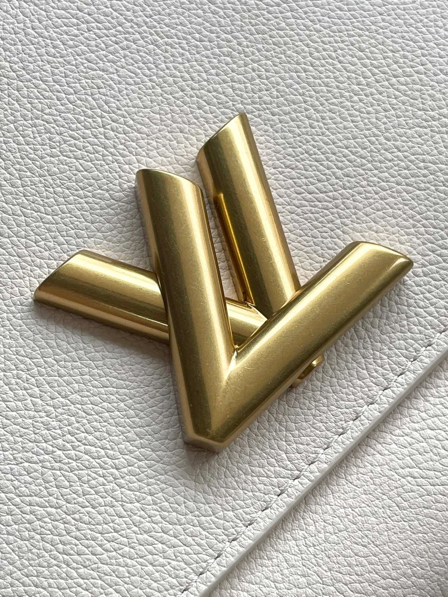 💰1280 (top layer leather) top quality original M25359 off-white. This SoftTwist handbag is made of soft cow leather and reinterprets the iconic Twist handbag in a generous size. The aged metal parts shine with a sleep-ready style, and the fitted design and multiple carrying methods enable a comfortable travel experience. Dimensions: 27 × 19 × 9 cm