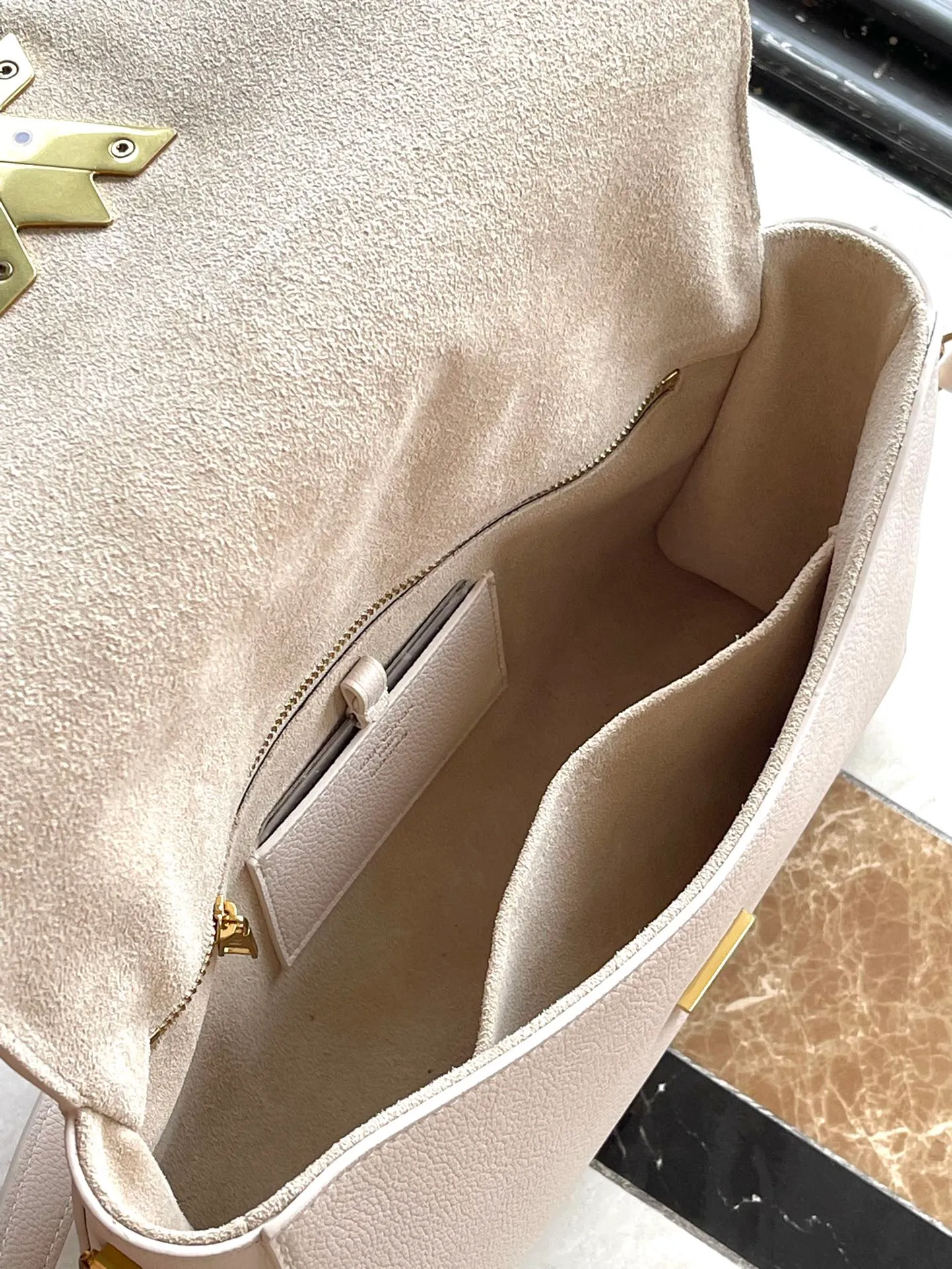 💰1280 (top layer leather) top quality original M25359 off-white. This SoftTwist handbag is made of soft cow leather and reinterprets the iconic Twist handbag in a generous size. The aged metal parts shine with a sleep-ready style, and the fitted design and multiple carrying methods enable a comfortable travel experience. Dimensions: 27 × 19 × 9 cm