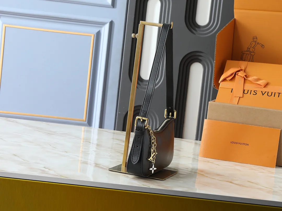 💰220💰Upgraded from the original M25525 M25784. This Liv Pochette handbag is made of elegant Monogram Denim fabric to create a retro style, showing new season ingenuity and can be carried comfortably under the arm. The dazzling chain and adjustable shoulder strap are detachable, allowing for a variety of styling possibilities, and the logo nameplate proves the brand's exquisite craftsmanship. Dimensions: 23 x 10 x 4 cm (length x height x width)