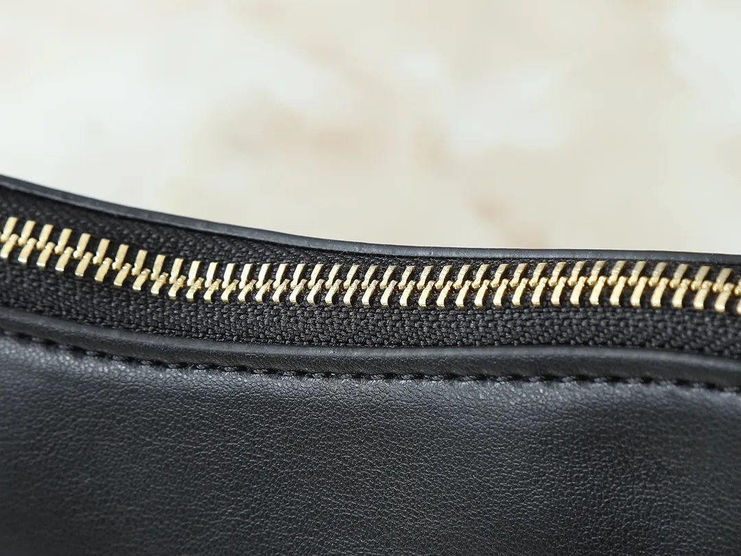 💰220💰Upgraded from the original M25525 M25784. This Liv Pochette handbag is made of elegant Monogram Denim fabric to create a retro style, showing new season ingenuity and can be carried comfortably under the arm. The dazzling chain and adjustable shoulder strap are detachable, allowing for a variety of styling possibilities, and the logo nameplate proves the brand's exquisite craftsmanship. Dimensions: 23 x 10 x 4 cm (length x height x width)