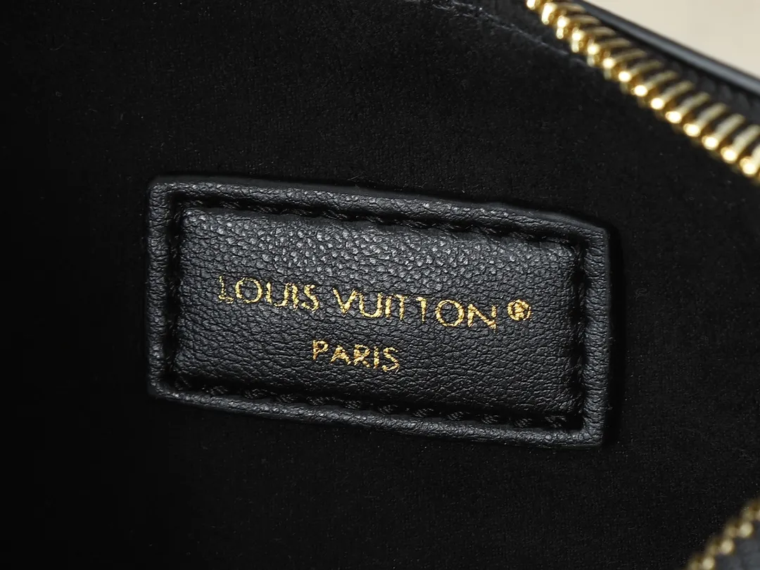 💰220💰Upgraded from the original M25525 M25784. This Liv Pochette handbag is made of elegant Monogram Denim fabric to create a retro style, showing new season ingenuity and can be carried comfortably under the arm. The dazzling chain and adjustable shoulder strap are detachable, allowing for a variety of styling possibilities, and the logo nameplate proves the brand's exquisite craftsmanship. Dimensions: 23 x 10 x 4 cm (length x height x width)
