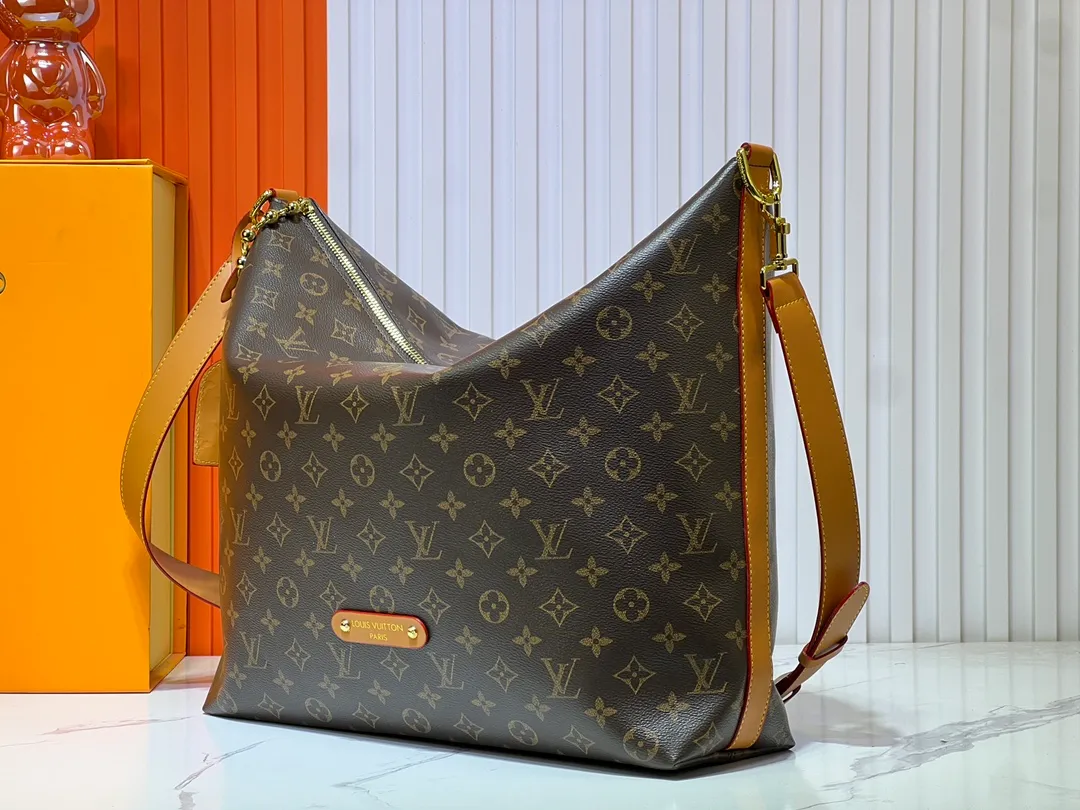 Batch 300💰LV METIS handbag M14018 M13986 Smart, intelligent and meticulously crafted, Métis made of Monogram canvas fulfills its promise with its own attitude. With its emphasis on lines and silhouettes, the Métis handbag combines the versatility required of a modern handbag with the elegance and charm of Louis Vuitton's heritage. Two detachable shoulder straps, can be used to carry, carry or carry on the shoulder. Size 48x36x12cm,