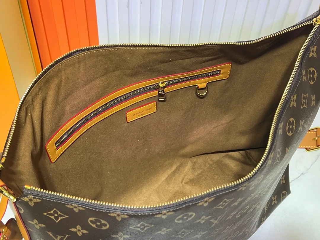 Batch 300💰LV METIS handbag M14018 M13986 Smart, intelligent and meticulously crafted, Métis made of Monogram canvas fulfills its promise with its own attitude. With its emphasis on lines and silhouettes, the Métis handbag combines the versatility required of a modern handbag with the elegance and charm of Louis Vuitton's heritage. Two detachable shoulder straps, can be used to carry, carry or carry on the shoulder. Size 48x36x12cm,