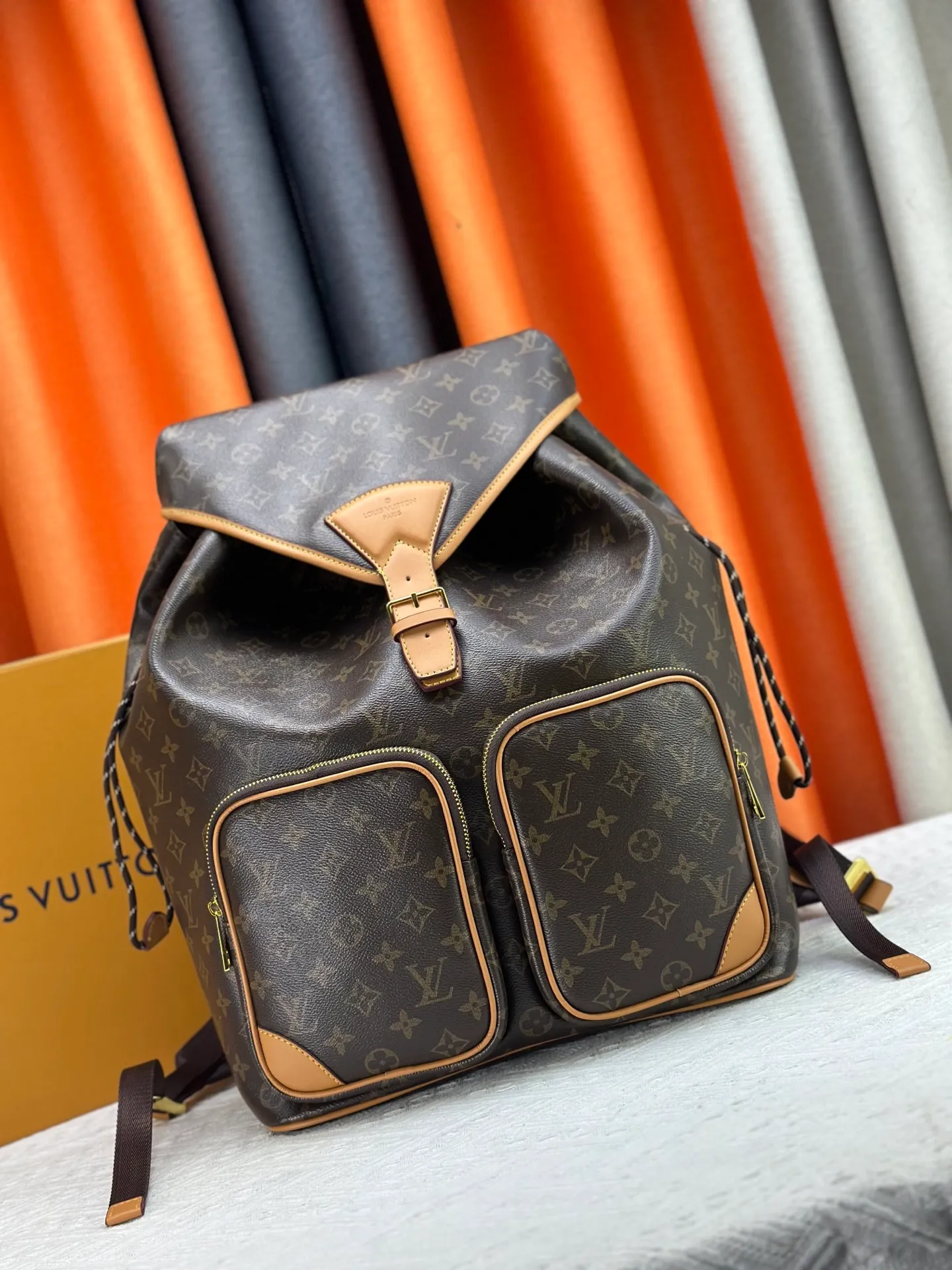 P320 upgraded original M14015 M14198 This Montsouris Cargo backpack is practical and classic, with the iconic Monogram pattern, revealing the look and feel of Monogram canvas. Featuring a rounded silhouette, drawstring closure and comfortable shoulder straps, front pockets breathe new life into the iconic design. Dimensions: 34.0 x 40.0 x 17.0 cm (length x height x width)