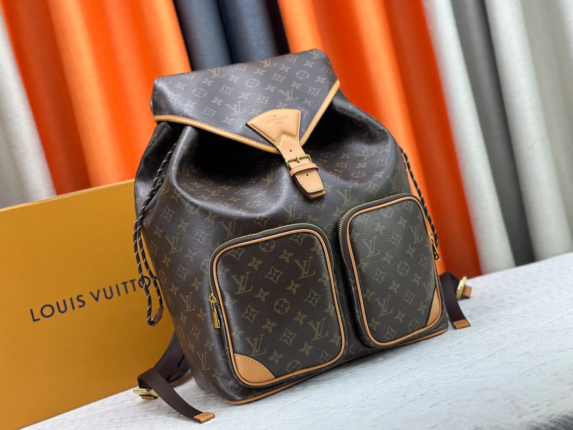P320 upgraded original M14015 M14198 This Montsouris Cargo backpack is practical and classic, with the iconic Monogram pattern, revealing the look and feel of Monogram canvas. Featuring a rounded silhouette, drawstring closure and comfortable shoulder straps, front pockets breathe new life into the iconic design. Dimensions: 34.0 x 40.0 x 17.0 cm (length x height x width)