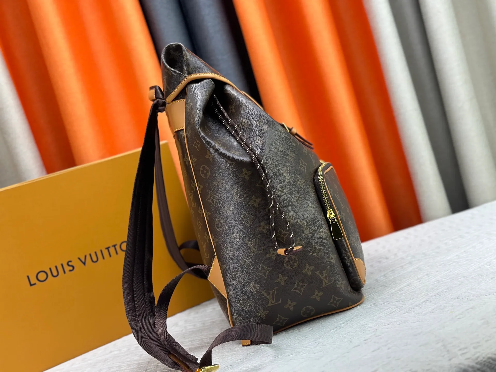 P320 upgraded original M14015 M14198 This Montsouris Cargo backpack is practical and classic, with the iconic Monogram pattern, revealing the look and feel of Monogram canvas. Featuring a rounded silhouette, drawstring closure and comfortable shoulder straps, front pockets breathe new life into the iconic design. Dimensions: 34.0 x 40.0 x 17.0 cm (length x height x width)