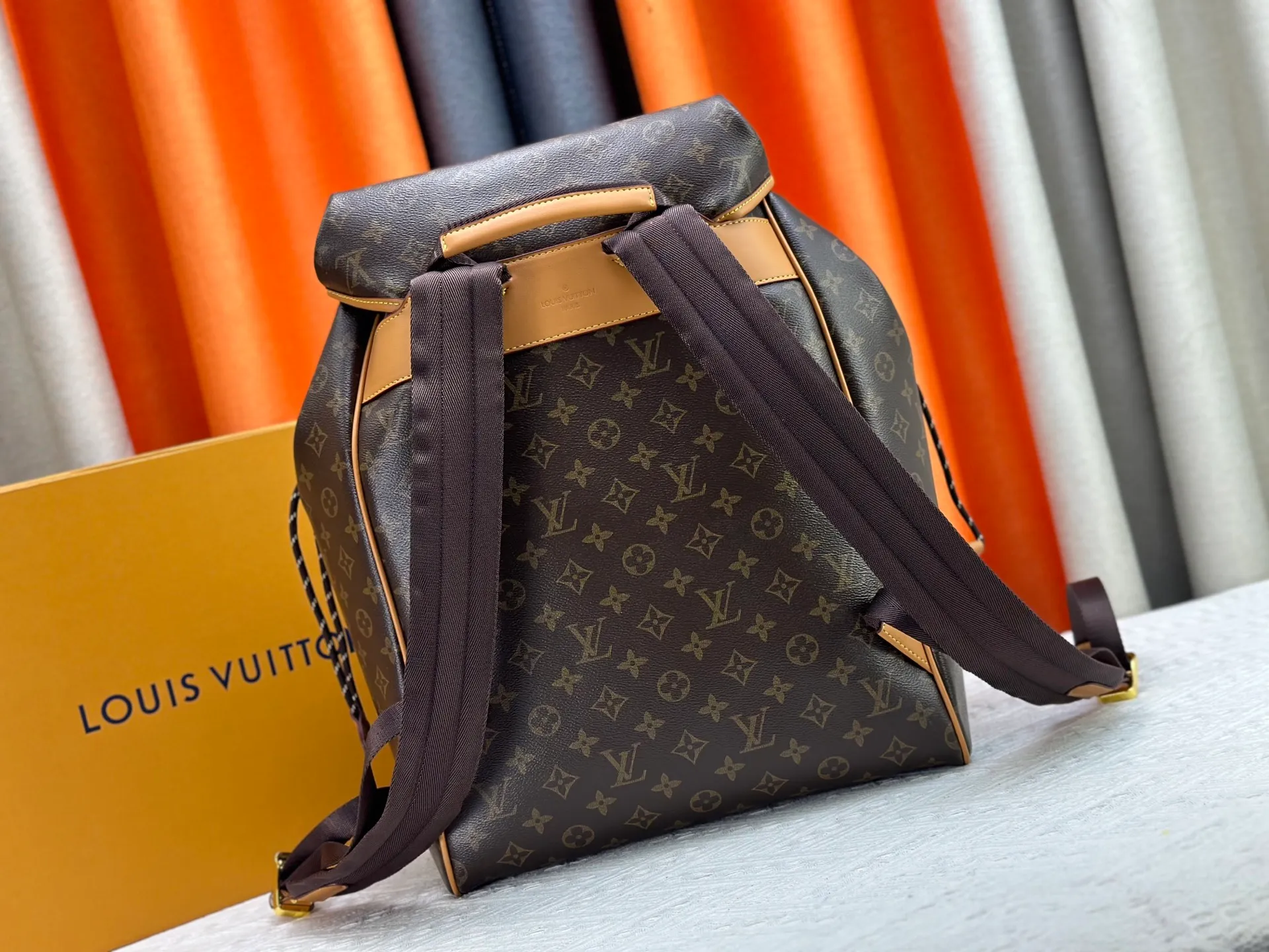P320 upgraded original M14015 M14198 This Montsouris Cargo backpack is practical and classic, with the iconic Monogram pattern, revealing the look and feel of Monogram canvas. Featuring a rounded silhouette, drawstring closure and comfortable shoulder straps, front pockets breathe new life into the iconic design. Dimensions: 34.0 x 40.0 x 17.0 cm (length x height x width)