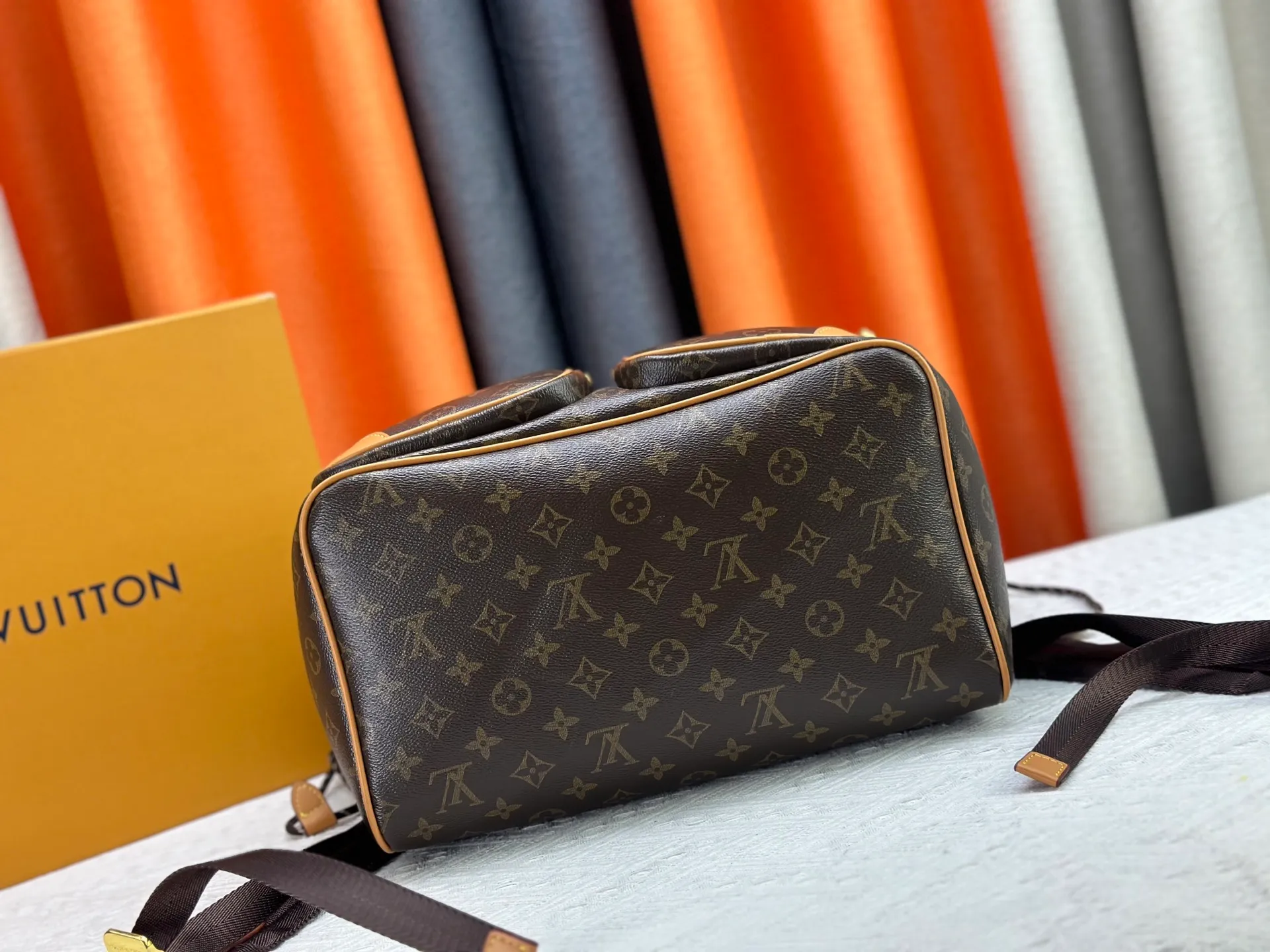 P320 upgraded original M14015 M14198 This Montsouris Cargo backpack is practical and classic, with the iconic Monogram pattern, revealing the look and feel of Monogram canvas. Featuring a rounded silhouette, drawstring closure and comfortable shoulder straps, front pockets breathe new life into the iconic design. Dimensions: 34.0 x 40.0 x 17.0 cm (length x height x width)