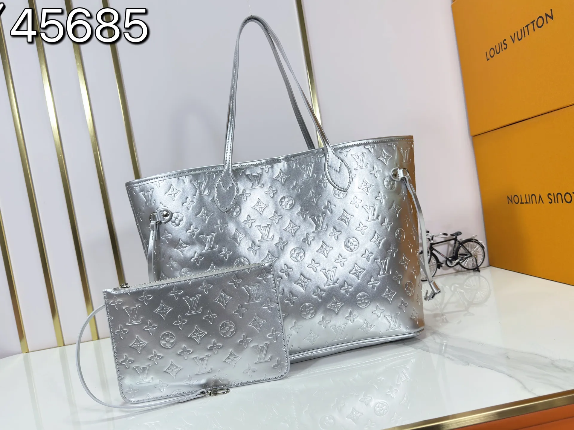 P260 M45685 M40995 Upgraded original, gold, silver NEVERFULL medium handbag Neverfull classic handbag, explore the exquisite details inside the bag. The redesigned interior pockets feature a fresh fabric lining, especially the detachable zippered clutch, which can be used alone as a sophisticated clutch or as an additional pocket. Bright lining tones add a more lively feel to Monogram's classic canvas. Detailed features 31 x 28 x 14 cm (Length x Height x Width) Redesigned interior pocket with details inspired by the Louis Vuitton archives Pocket lined with linen fabric Removable zipped clutch with tonal interior pocket Natural cowhide leather trim Shiny gold-tone hardware Handles: Double handle