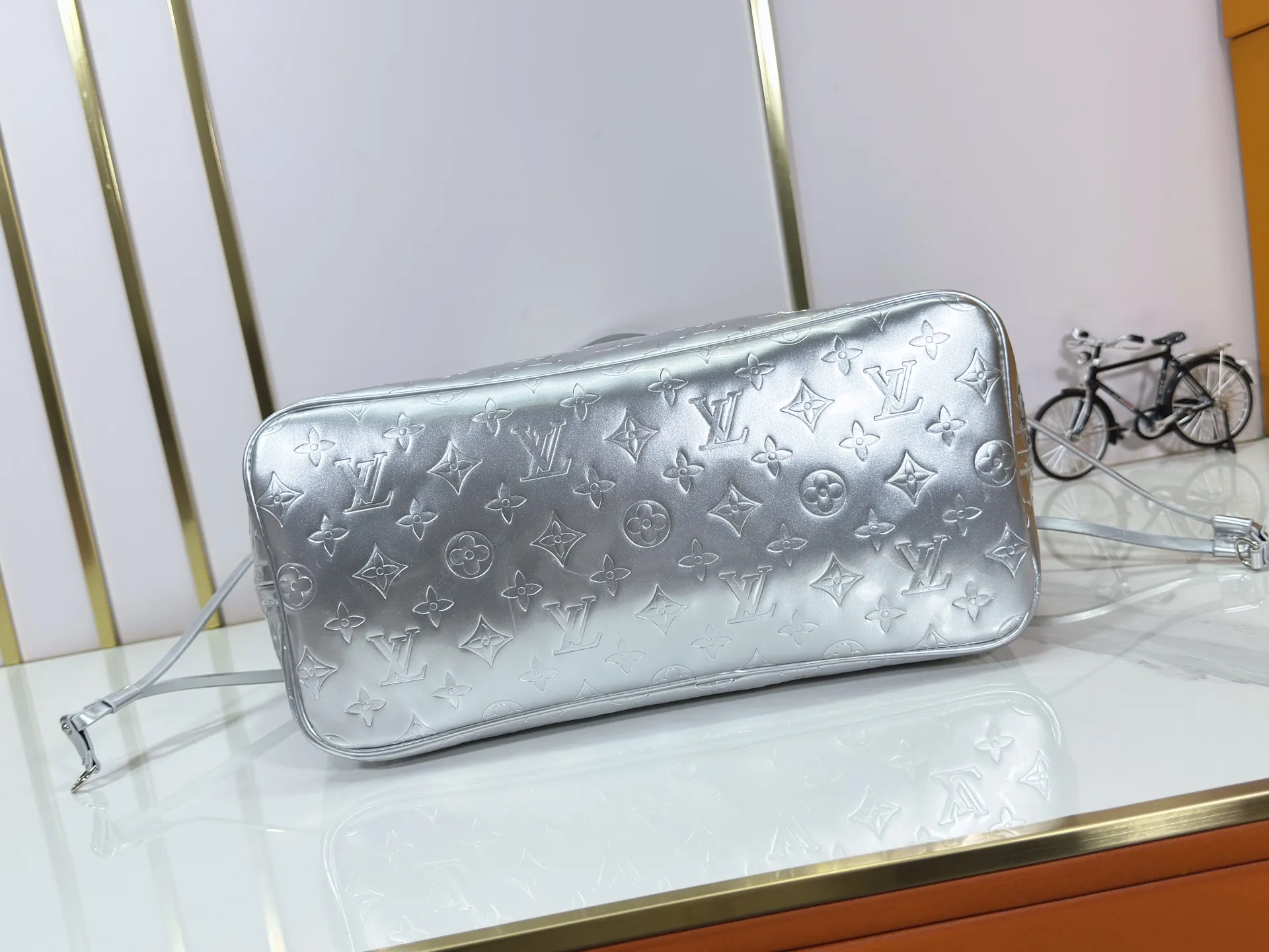 P260 M45685 M40995 Upgraded original, gold, silver NEVERFULL medium handbag Neverfull classic handbag, explore the exquisite details inside the bag. The redesigned interior pockets feature a fresh fabric lining, especially the detachable zippered clutch, which can be used alone as a sophisticated clutch or as an additional pocket. Bright lining tones add a more lively feel to Monogram's classic canvas. Detailed features 31 x 28 x 14 cm (Length x Height x Width) Redesigned interior pocket with details inspired by the Louis Vuitton archives Pocket lined with linen fabric Removable zipped clutch with tonal interior pocket Natural cowhide leather trim Shiny gold-tone hardware Handles: Double handle