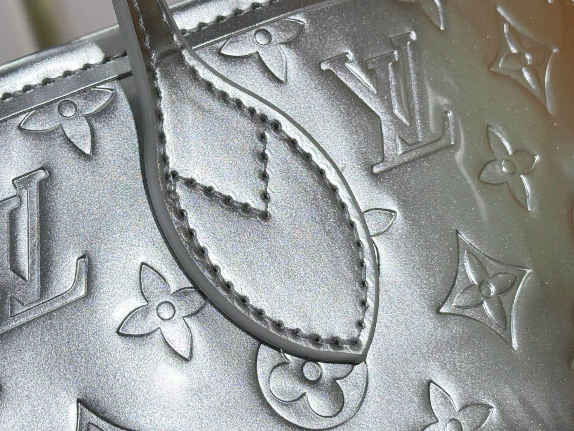 P260 M45685 M40995 Upgraded original, gold, silver NEVERFULL medium handbag Neverfull classic handbag, explore the exquisite details inside the bag. The redesigned interior pockets feature a fresh fabric lining, especially the detachable zippered clutch, which can be used alone as a sophisticated clutch or as an additional pocket. Bright lining tones add a more lively feel to Monogram's classic canvas. Detailed features 31 x 28 x 14 cm (Length x Height x Width) Redesigned interior pocket with details inspired by the Louis Vuitton archives Pocket lined with linen fabric Removable zipped clutch with tonal interior pocket Natural cowhide leather trim Shiny gold-tone hardware Handles: Double handle