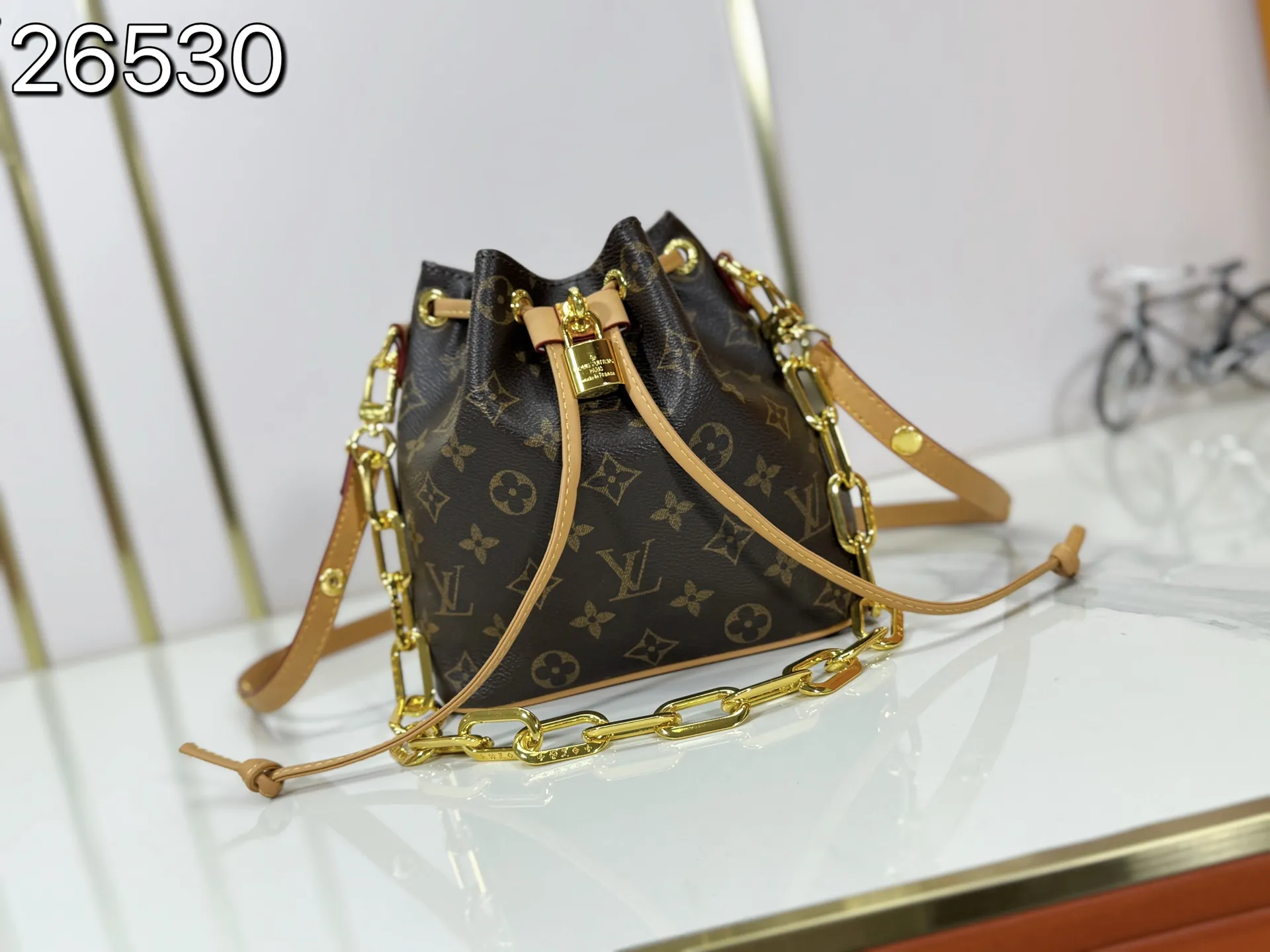 P220 upgraded original M26216 M26530 This Bucket handbag is made of exquisite Monogram embossed sheep leather, adding a new softness to the Coussin series. The LV padlock and detachable Coussin chain release the shiny metallic shine, and the practical drawstring design is both fashionable and stylish, providing a variety of carrying options for the bag. Dimensions: 20 x 20 x 10 (cm) ((length x height x width)