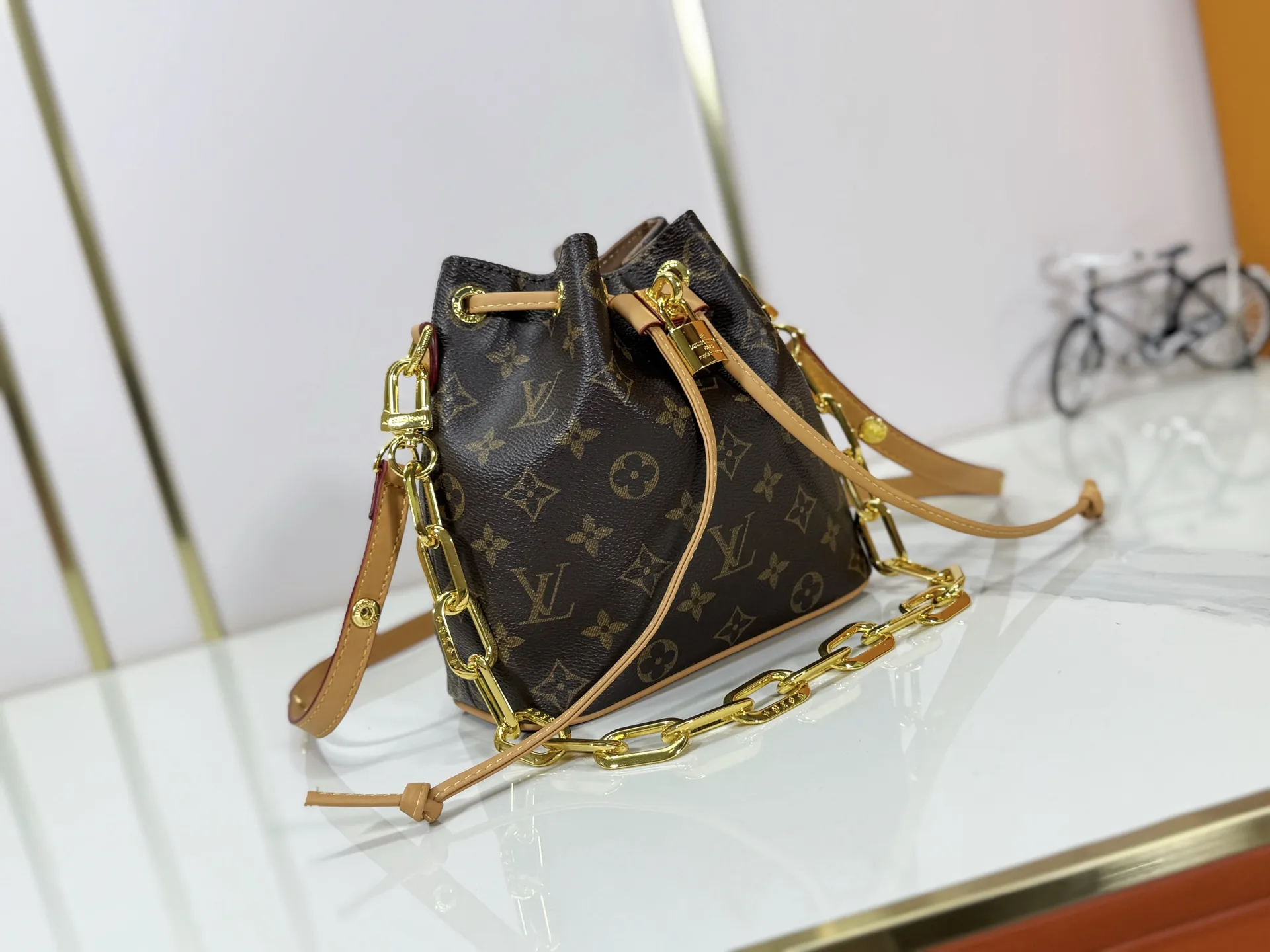 P220 upgraded original M26216 M26530 This Bucket handbag is made of exquisite Monogram embossed sheep leather, adding a new softness to the Coussin series. The LV padlock and detachable Coussin chain release the shiny metallic shine, and the practical drawstring design is both fashionable and stylish, providing a variety of carrying options for the bag. Dimensions: 20 x 20 x 10 (cm) ((length x height x width)