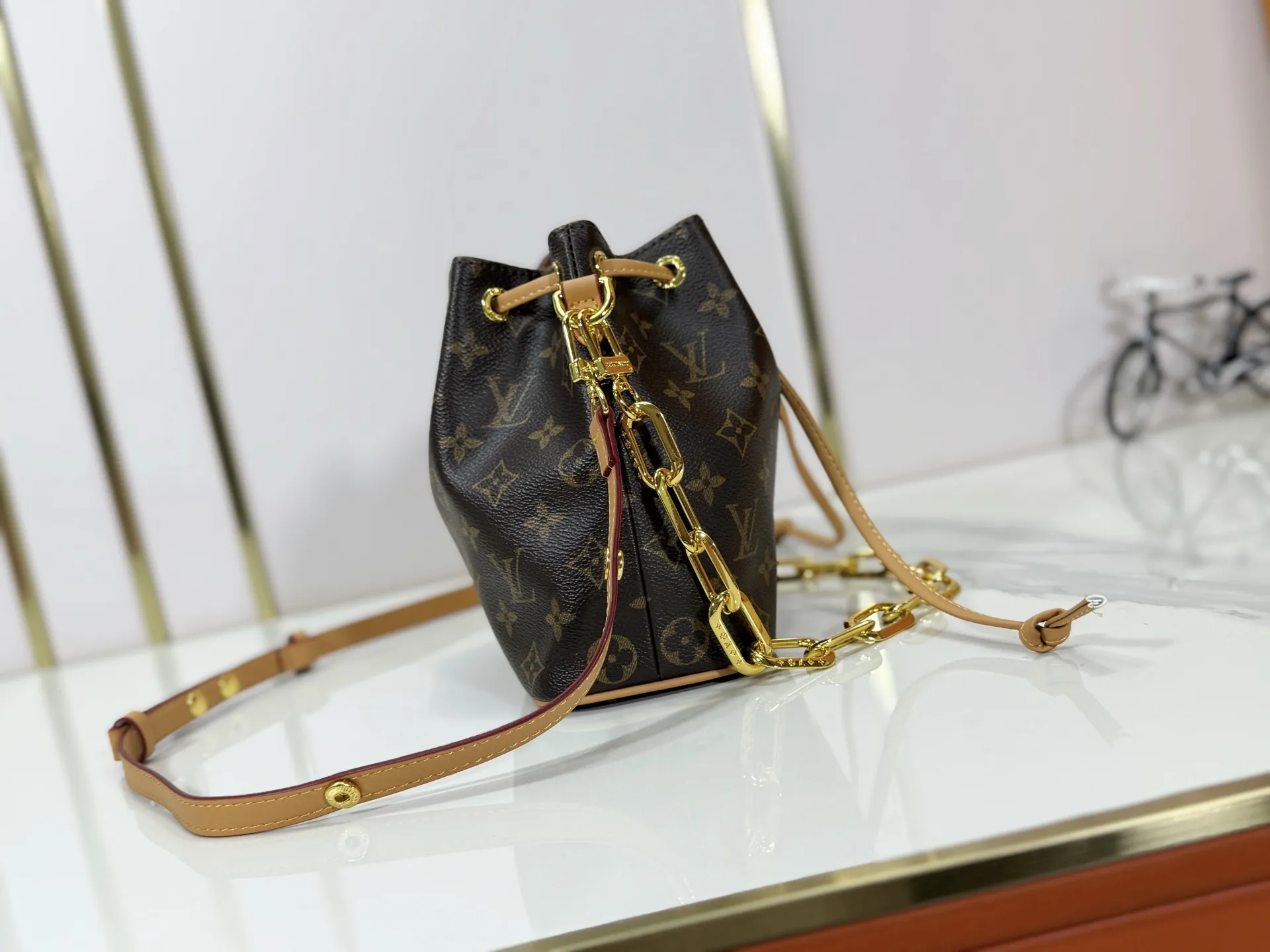P220 upgraded original M26216 M26530 This Bucket handbag is made of exquisite Monogram embossed sheep leather, adding a new softness to the Coussin series. The LV padlock and detachable Coussin chain release the shiny metallic shine, and the practical drawstring design is both fashionable and stylish, providing a variety of carrying options for the bag. Dimensions: 20 x 20 x 10 (cm) ((length x height x width)