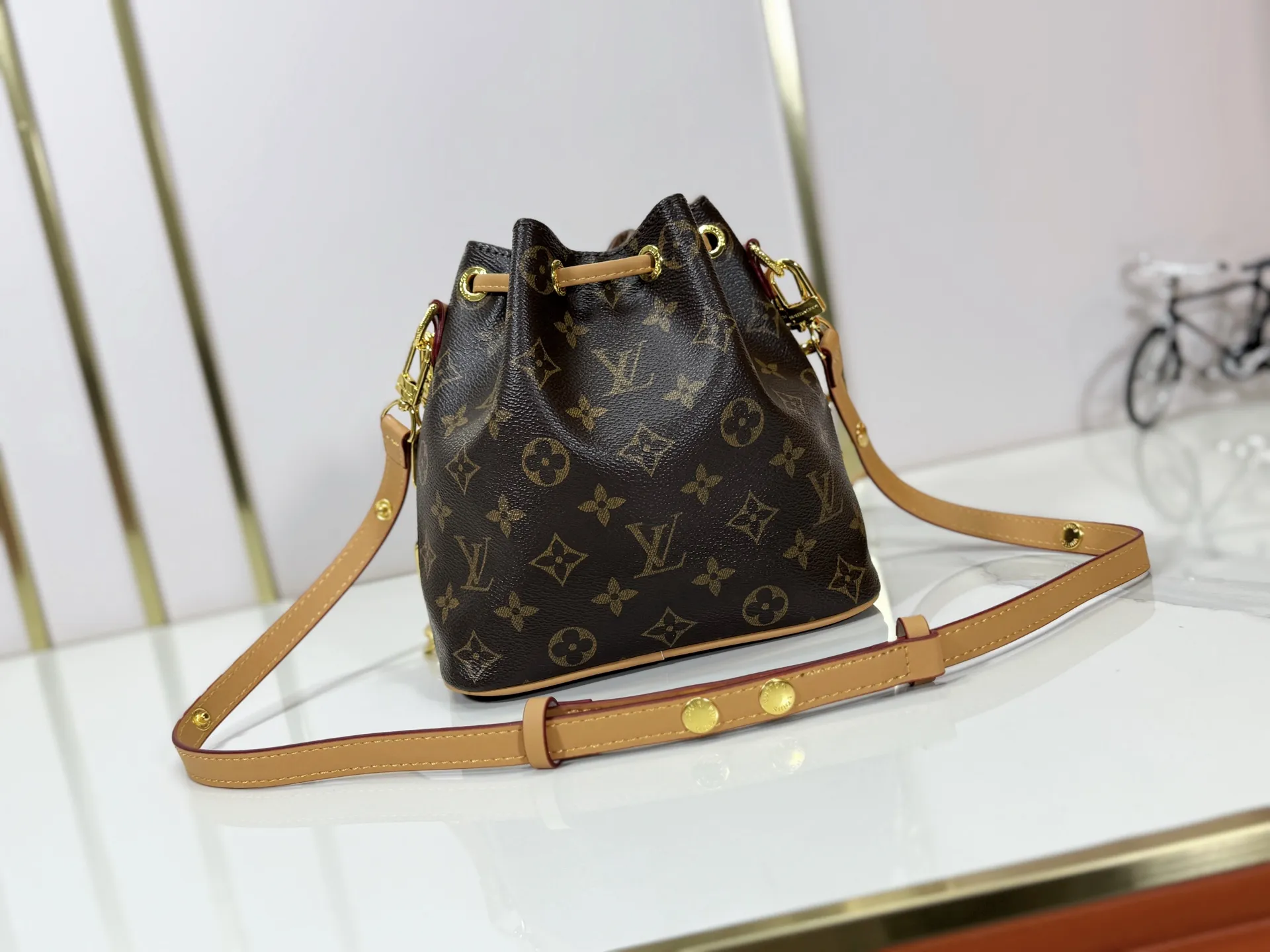 P220 upgraded original M26216 M26530 This Bucket handbag is made of exquisite Monogram embossed sheep leather, adding a new softness to the Coussin series. The LV padlock and detachable Coussin chain release the shiny metallic shine, and the practical drawstring design is both fashionable and stylish, providing a variety of carrying options for the bag. Dimensions: 20 x 20 x 10 (cm) ((length x height x width)